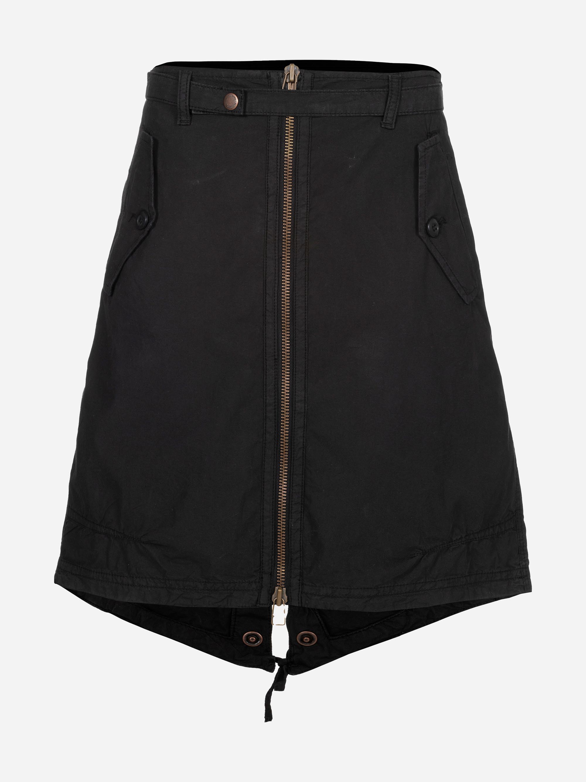 Schwarzer Rock in A-Linie mit Reißverschluss vorne, Knopfverschluss in der Taille, schrägen Seitentaschen mit Knopfklappen, Gürtelschlaufen und einem Saum mit Kordelzug, der hinten leicht fällt.