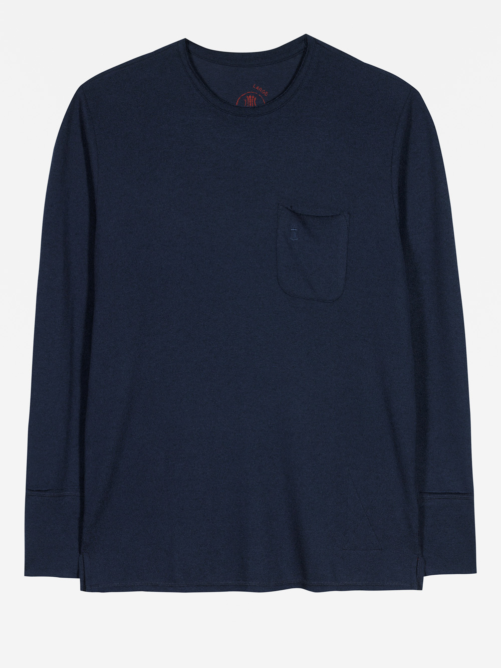 Marineblaues, langärmeliges T-Shirt mit rundem Halsausschnitt und einer kleinen Brusttasche auf der linken Seite auf einfarbig weißem Hintergrund.