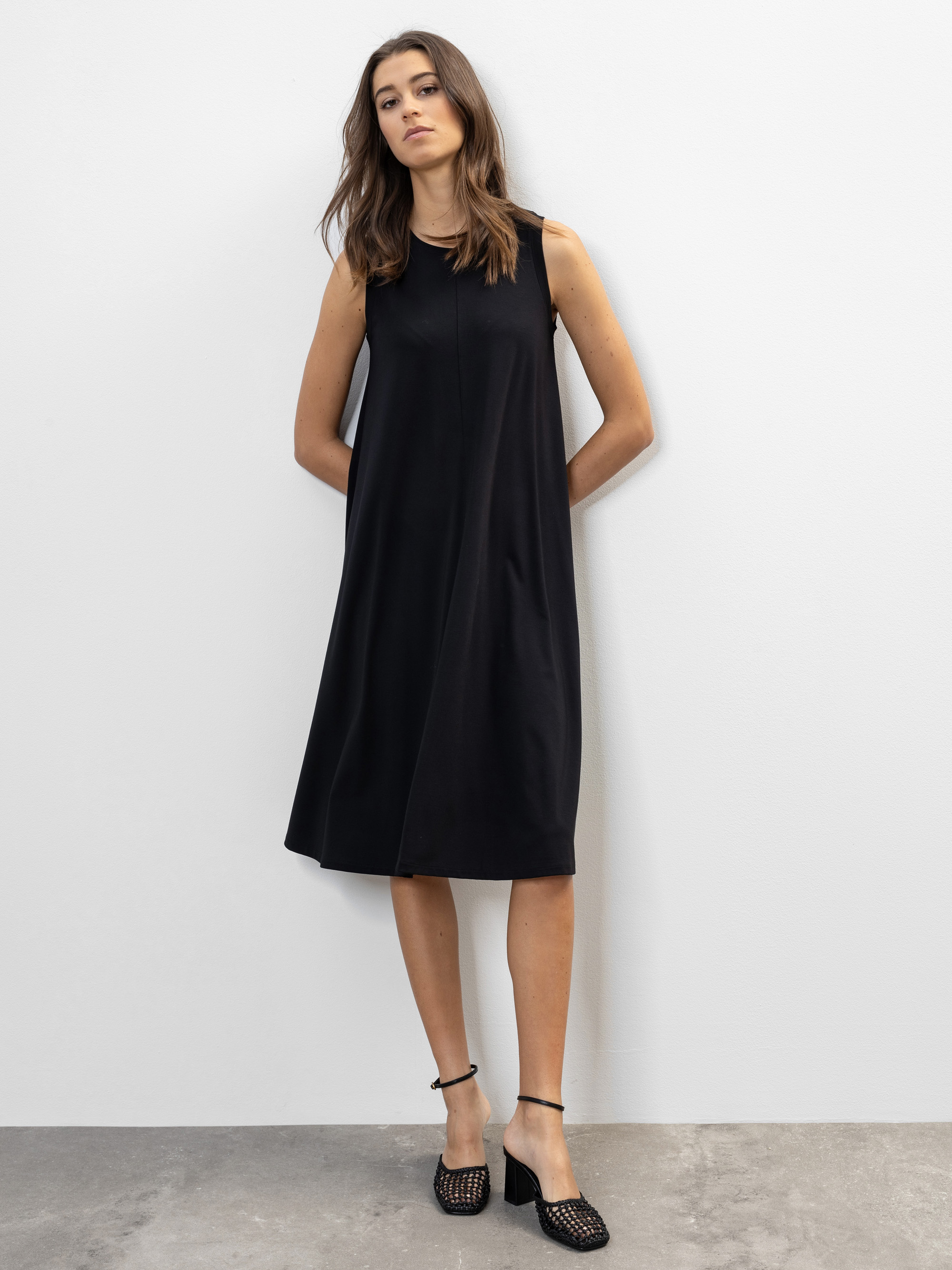 Eine Frau in einem schwarzen Kleid.