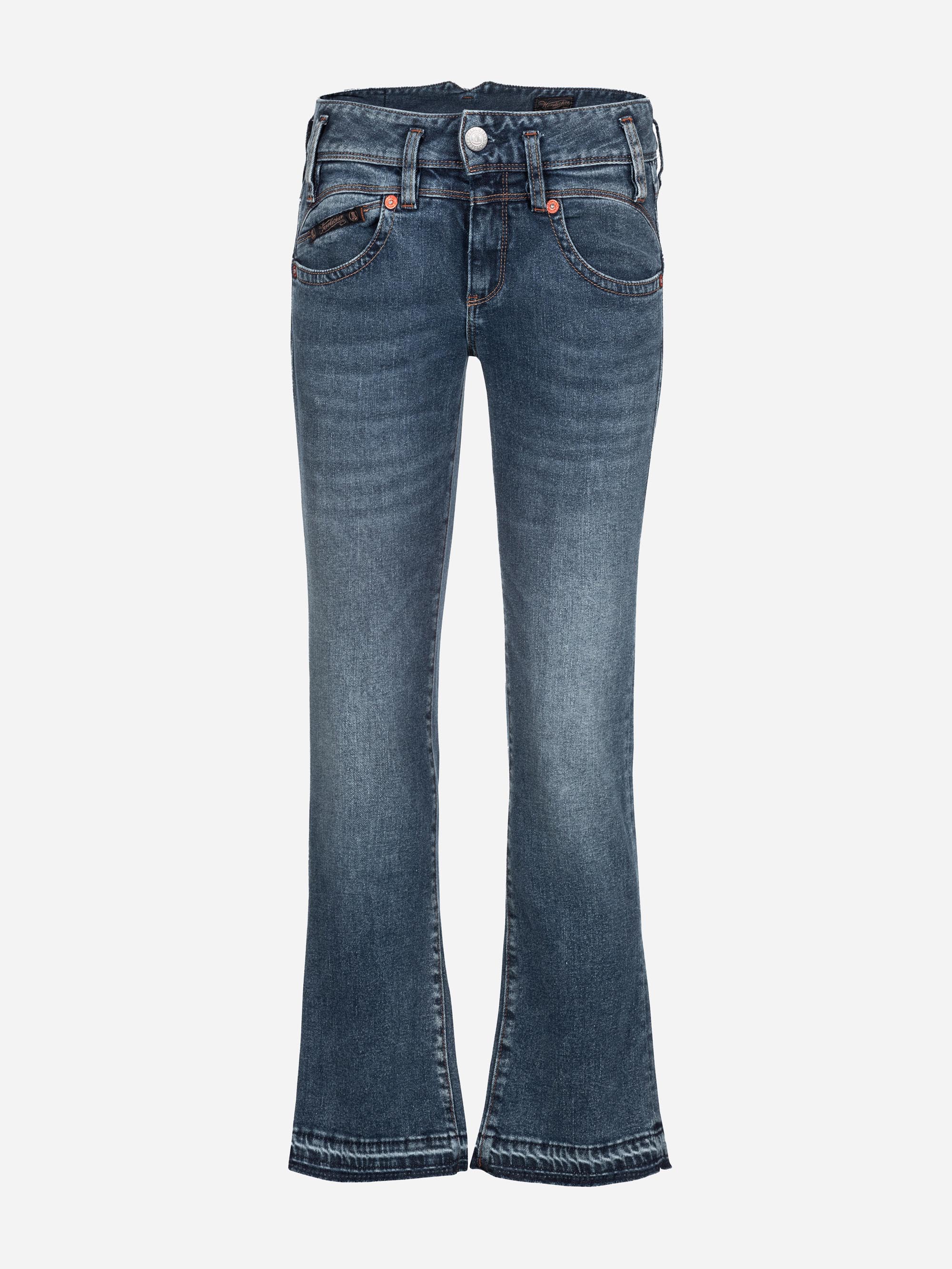 Blaue Denim-Jeans mit leicht ausgestelltem Bein, Taschen auf der Vorder- und Rückseite, Gürtelschlaufen und einem Knopf- und Reißverschluss.