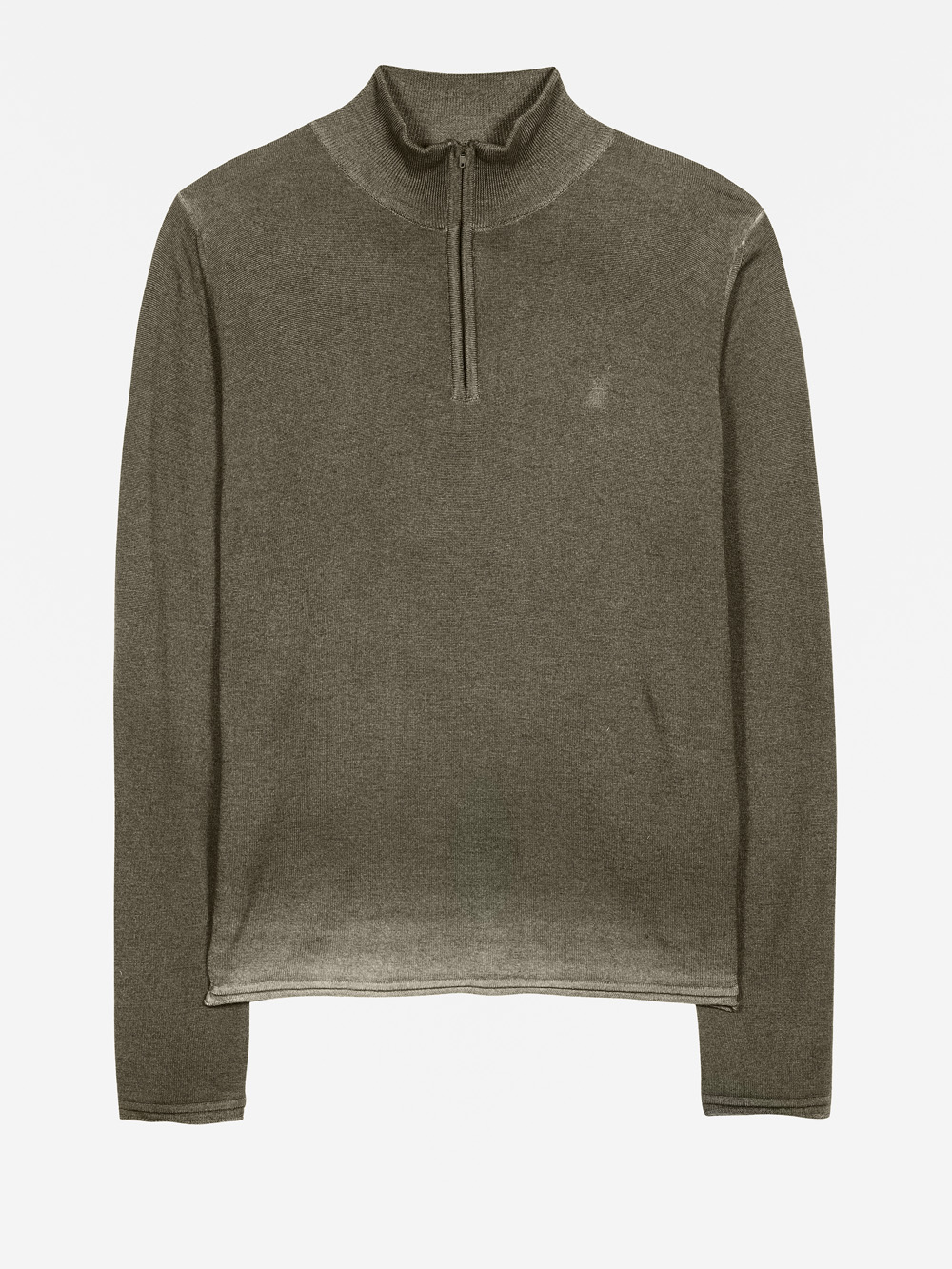 Olivgrüner, langärmeliger Pullover mit hohem Kragen und halbem Reißverschluss auf weißem Grund.