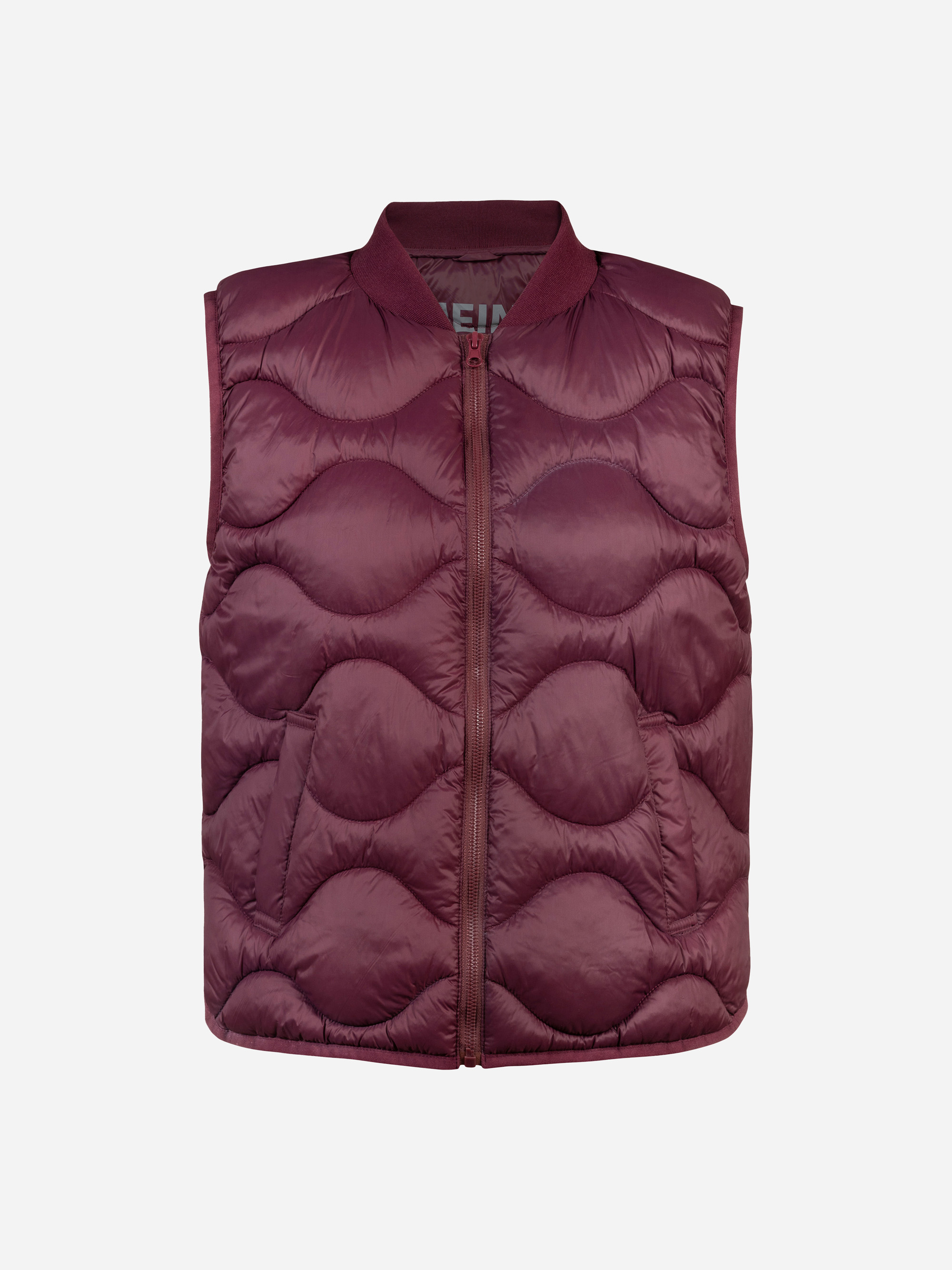 Eine ärmellose, kastanienbraune Steppweste mit Reißverschluss, zwei Seitentaschen und einem wellenförmigen Steppmuster auf weißem Hintergrund.