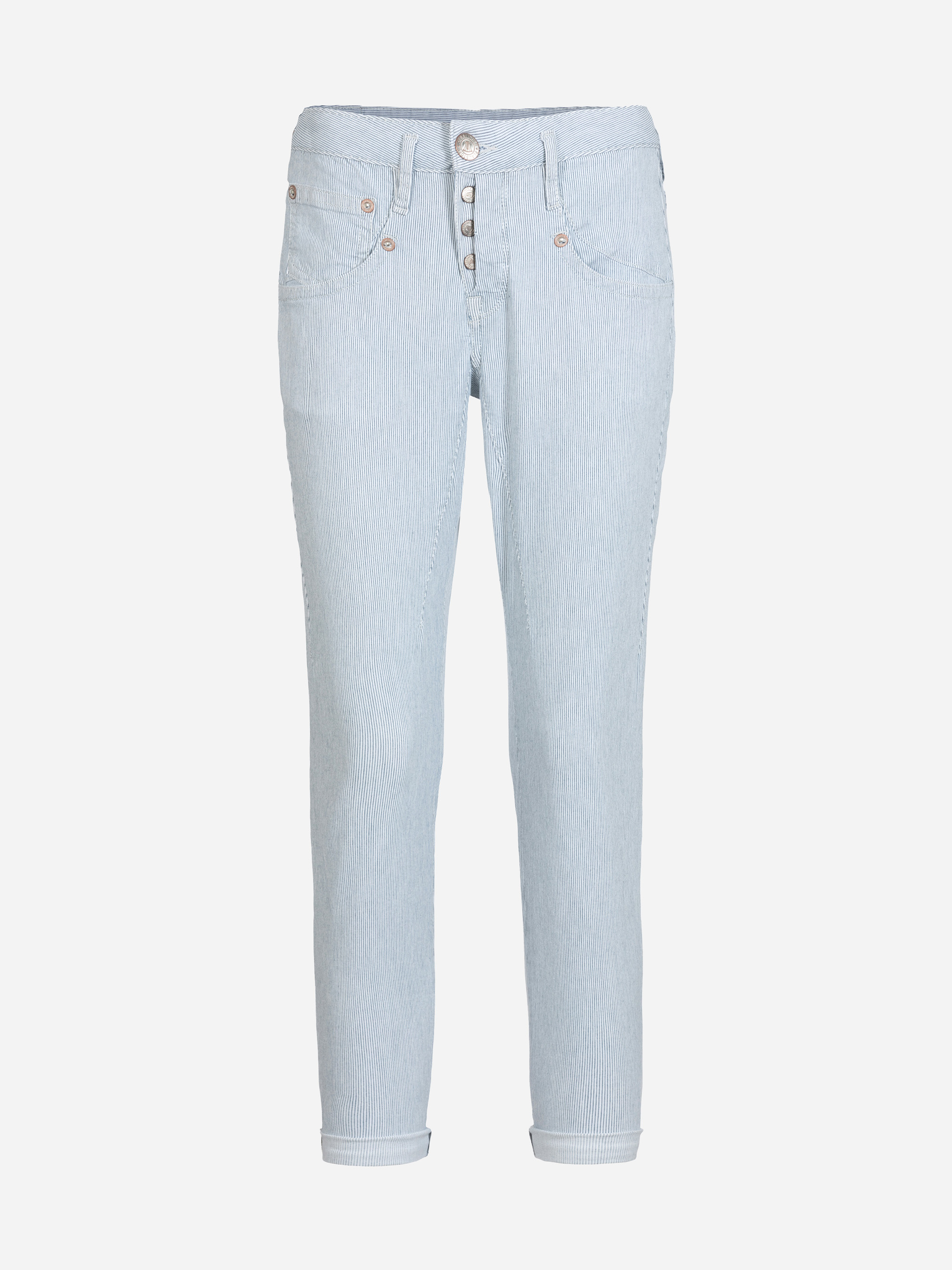 Hellblaue Denim-Jeans mit geradem Bein, Bündchen am Saum und Knopfverschluss vor weißem Hintergrund.