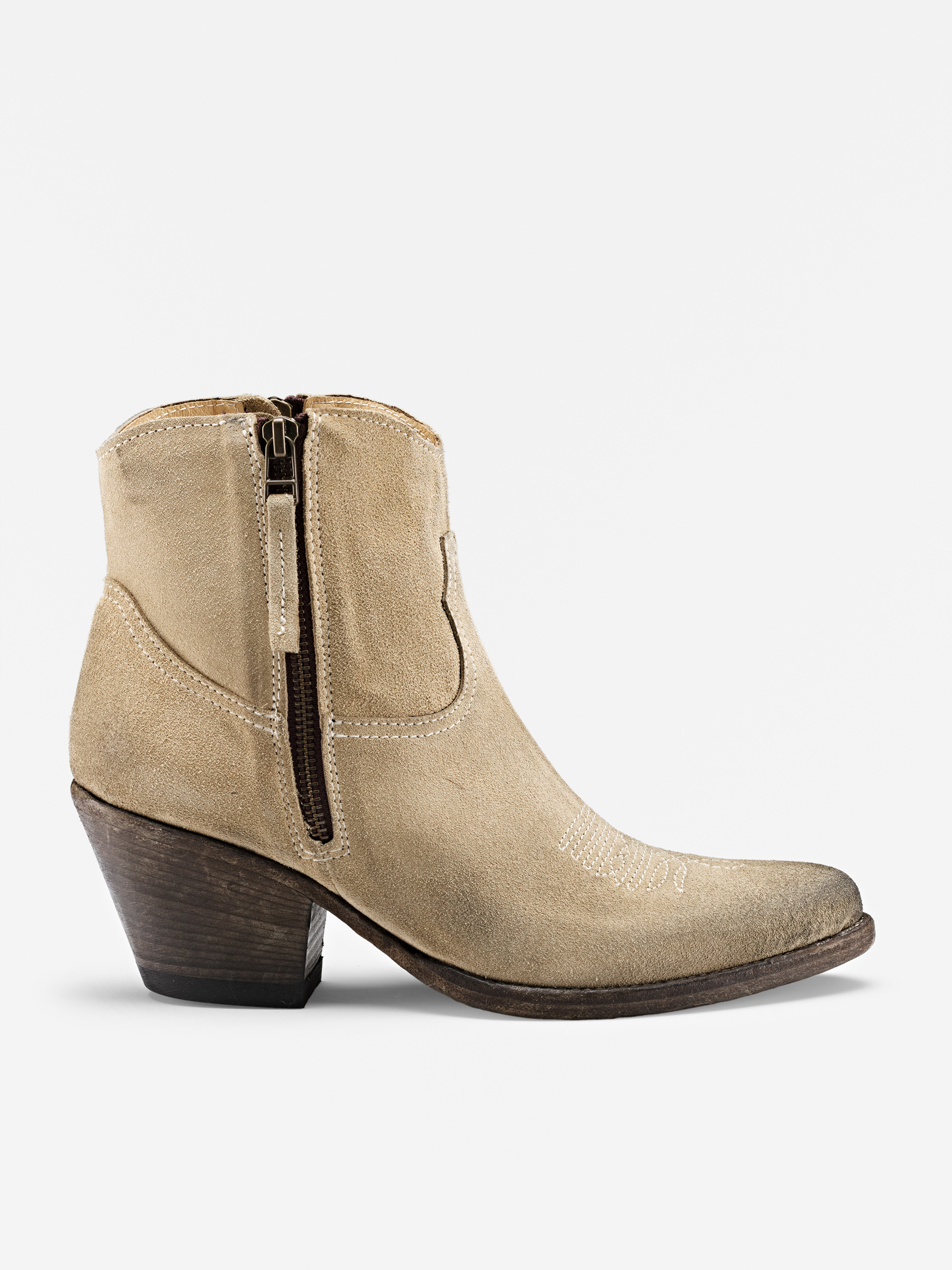 Hellbraune Wildlederstiefelette mit spitzer Spitze, seitlichem Reißverschluss, Ziernähten und dunklem Stapelabsatz, abgebildet auf einem schlichten weißen Hintergrund.