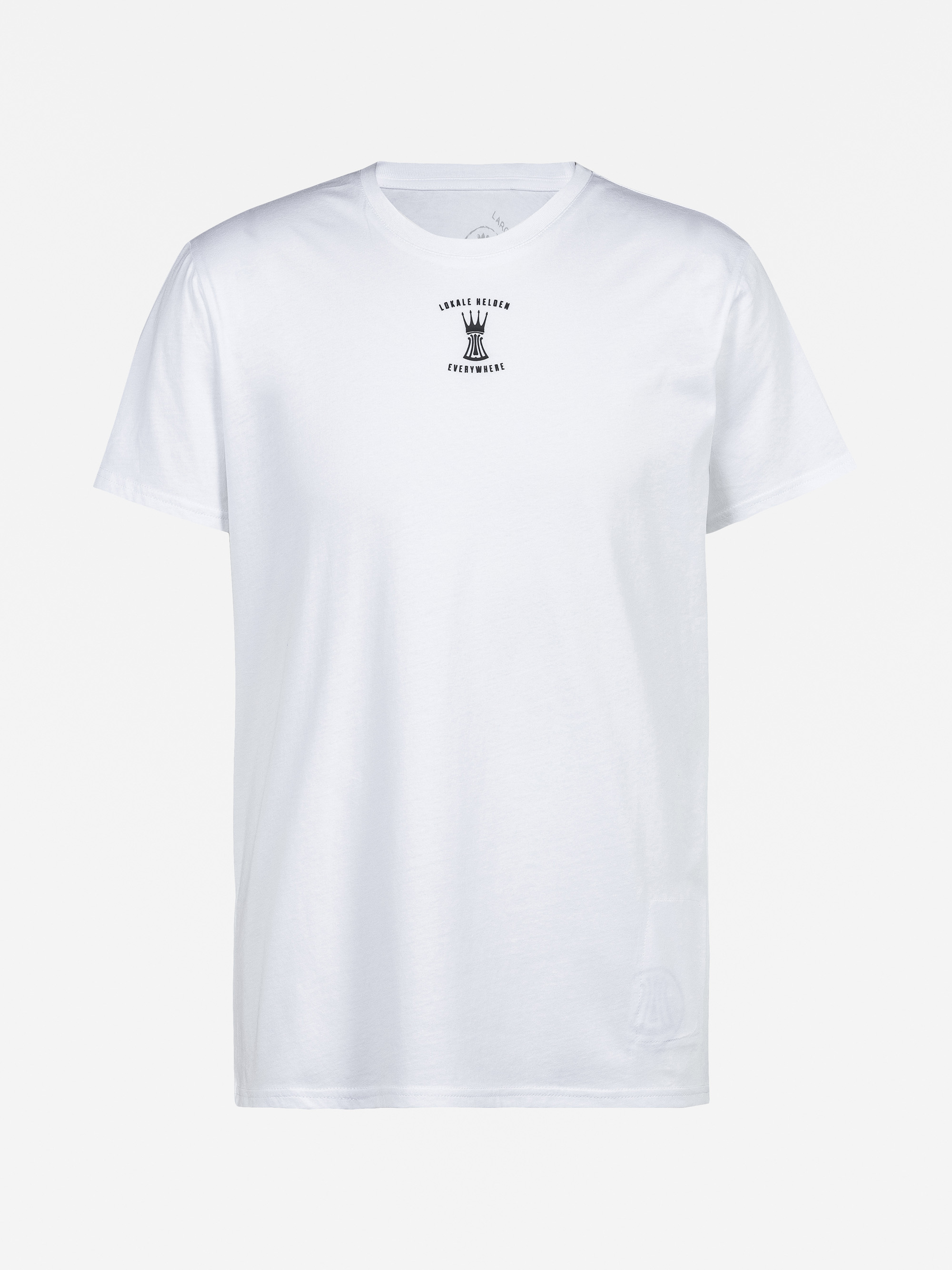Schlichtes weißes T-Shirt mit Rundhalsausschnitt und einem kleinen schwarzen Logo und Text auf der Brust vor weißem Hintergrund.