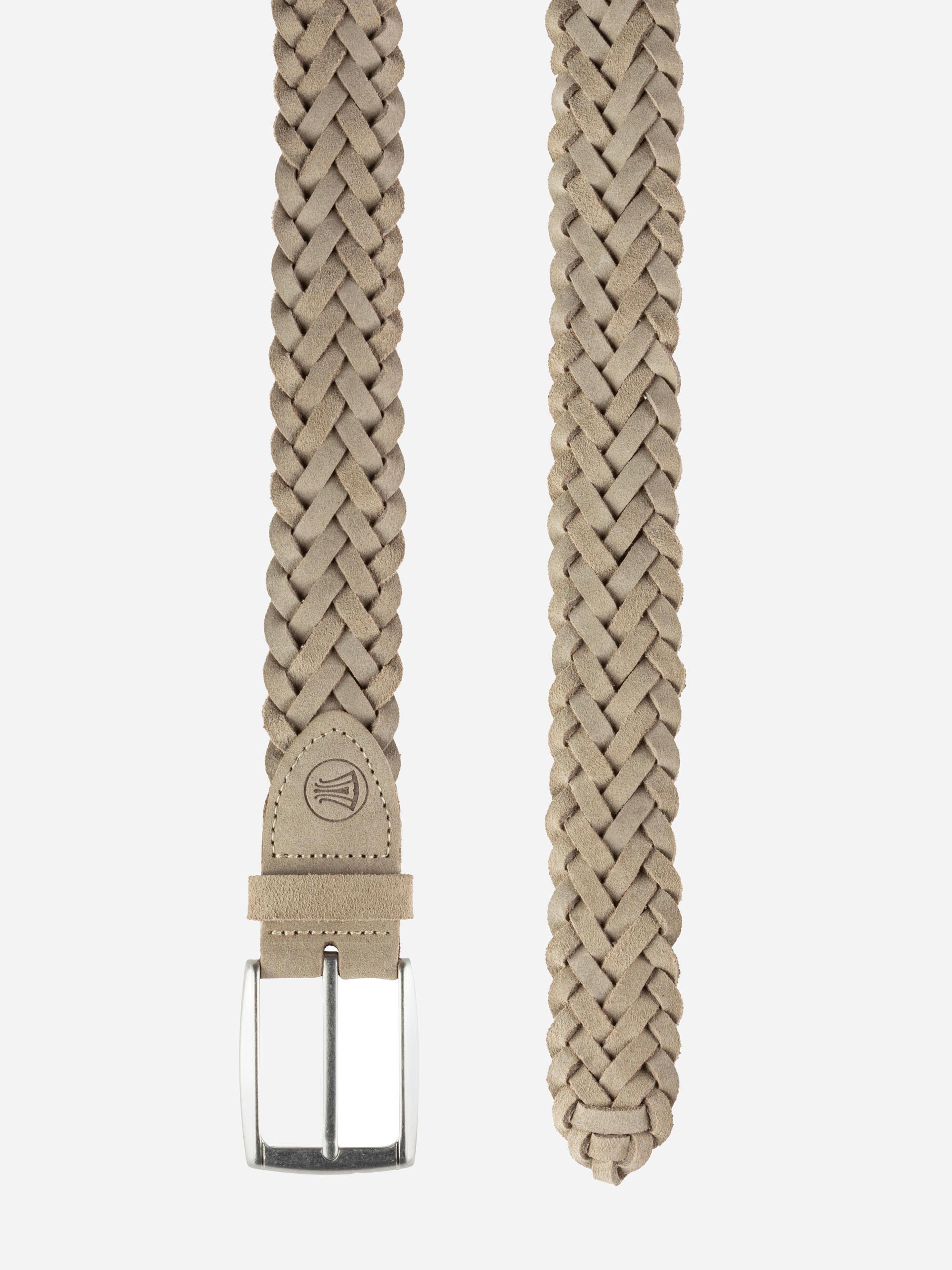 Ein taupefarbener geflochtener Ledergürtel mit einer silbernen Schnalle ist vor einem weißen Hintergrund abgebildet. Die Textur und das geflochtene Muster des Gürtels sind deutlich sichtbar.