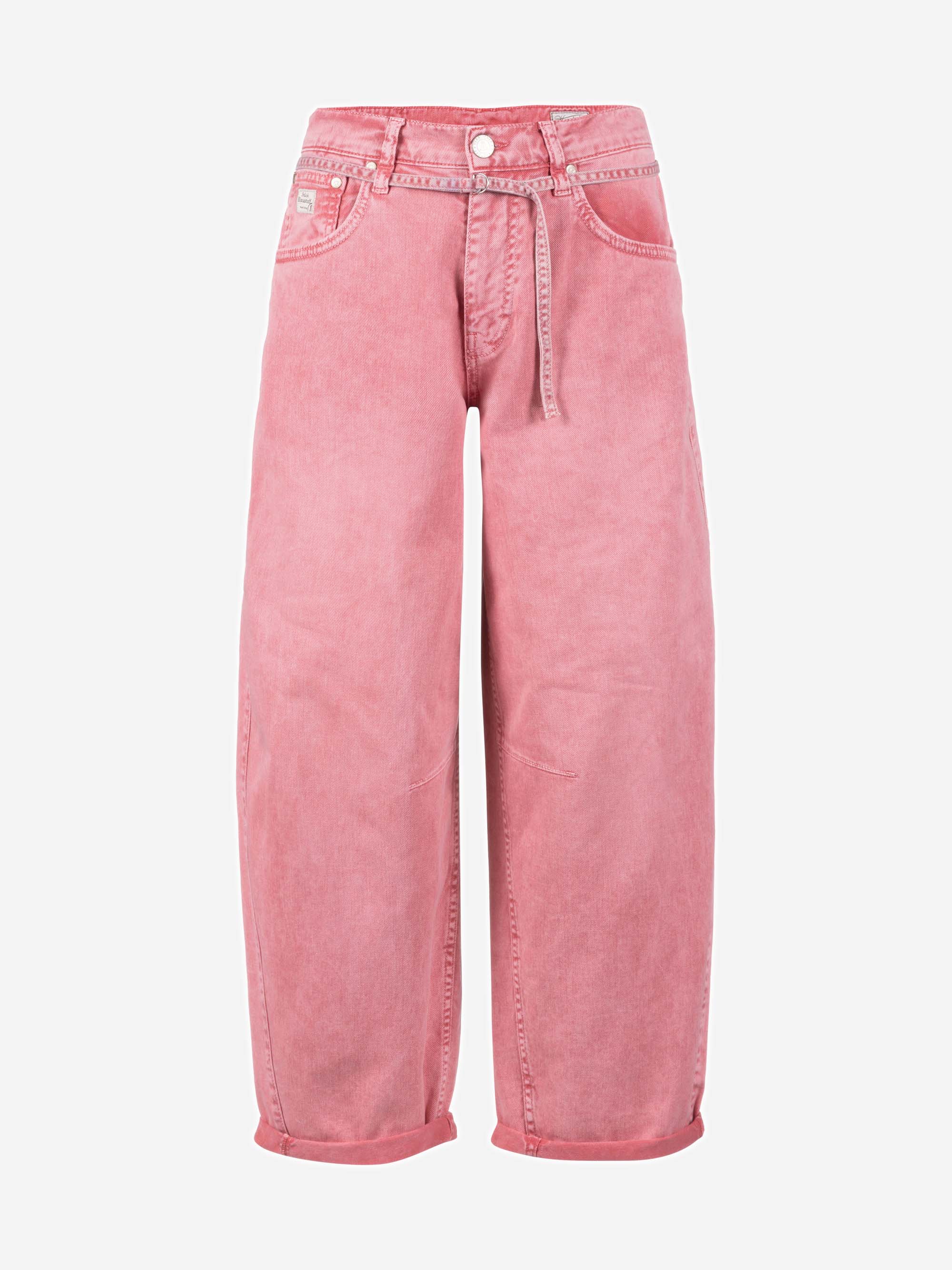 Pinkfarbene Jeans mit weitem Bein und hoher Taille, Knopf- und Reißverschluss, Vorder- und Gesäßtaschen und gerollten Bündchen. Ein passender rosa Gürtel mit Textdetail wird durch die Gürtelschlaufen geführt.