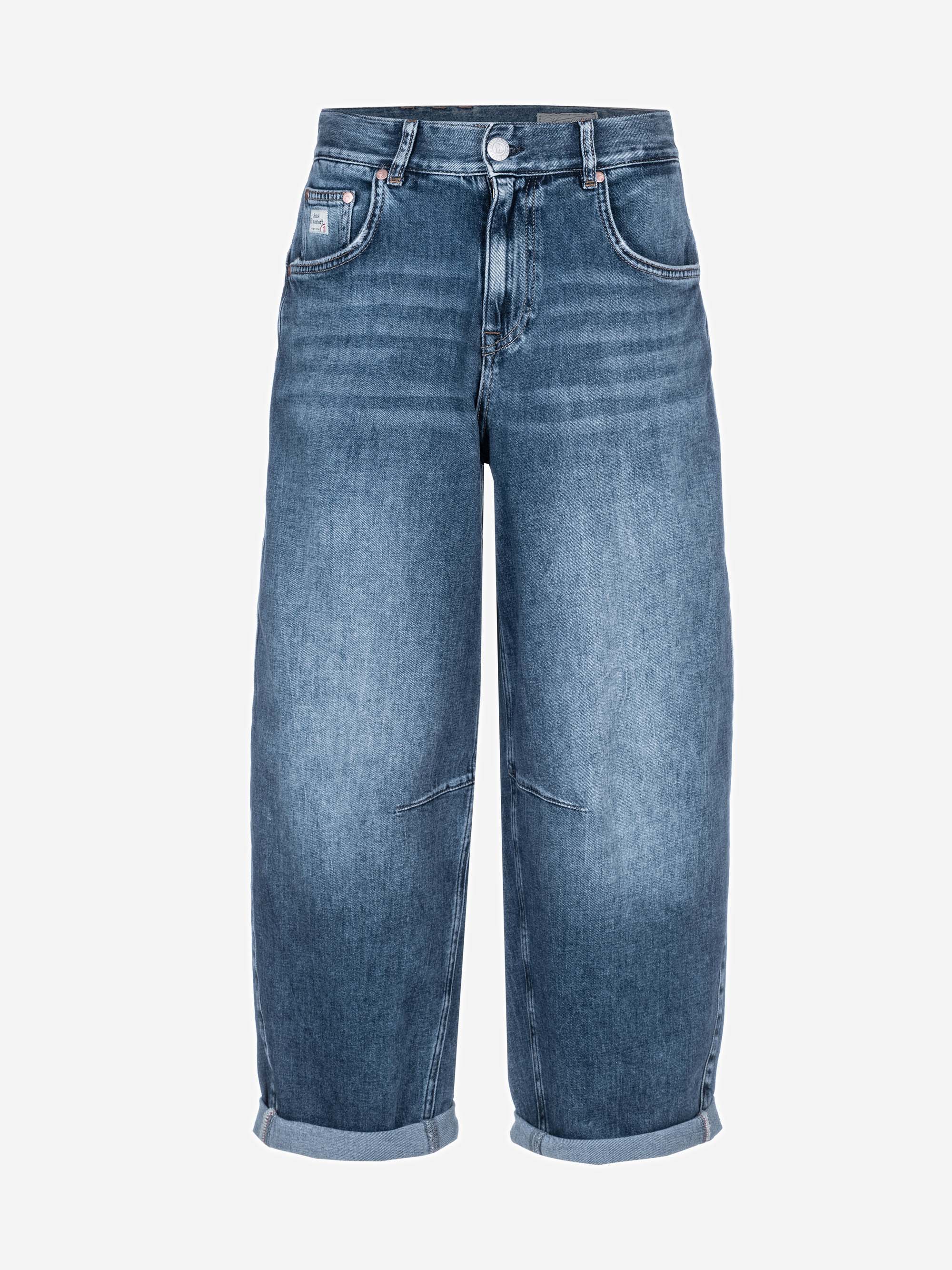 Ein Paar blaue Denim-Jeans mit hoher Taille, weiten Beinen, gerollten Bündchen und leichten Ausbleichungen an den Oberschenkeln und Knien, dargestellt vor einem schlichten weißen Hintergrund.