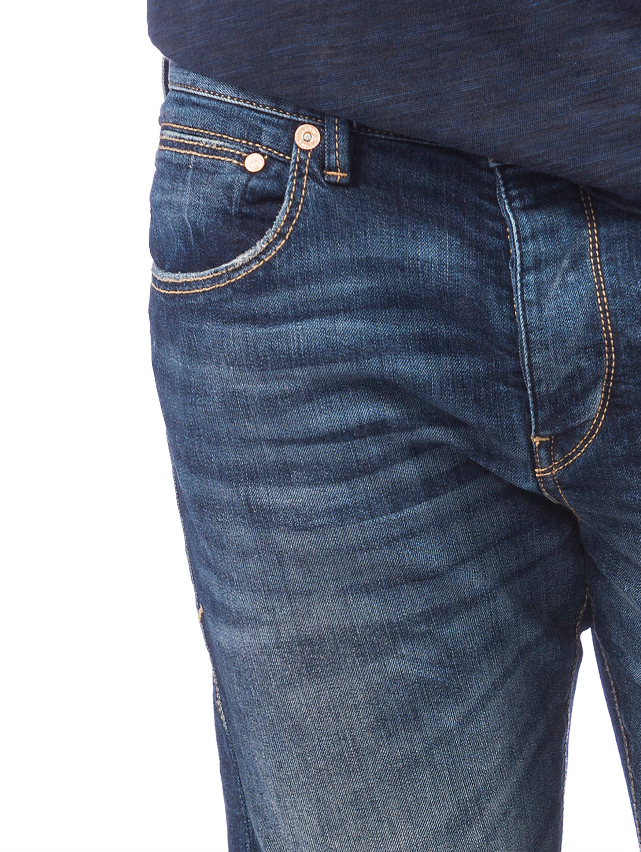Nahaufnahme einer Person, die eine dunkelblaue Jeans und ein marineblaues Hemd trägt, wobei die Vordertasche, der Hosenbund und ein Teil des Reißverschlusses zu sehen sind.