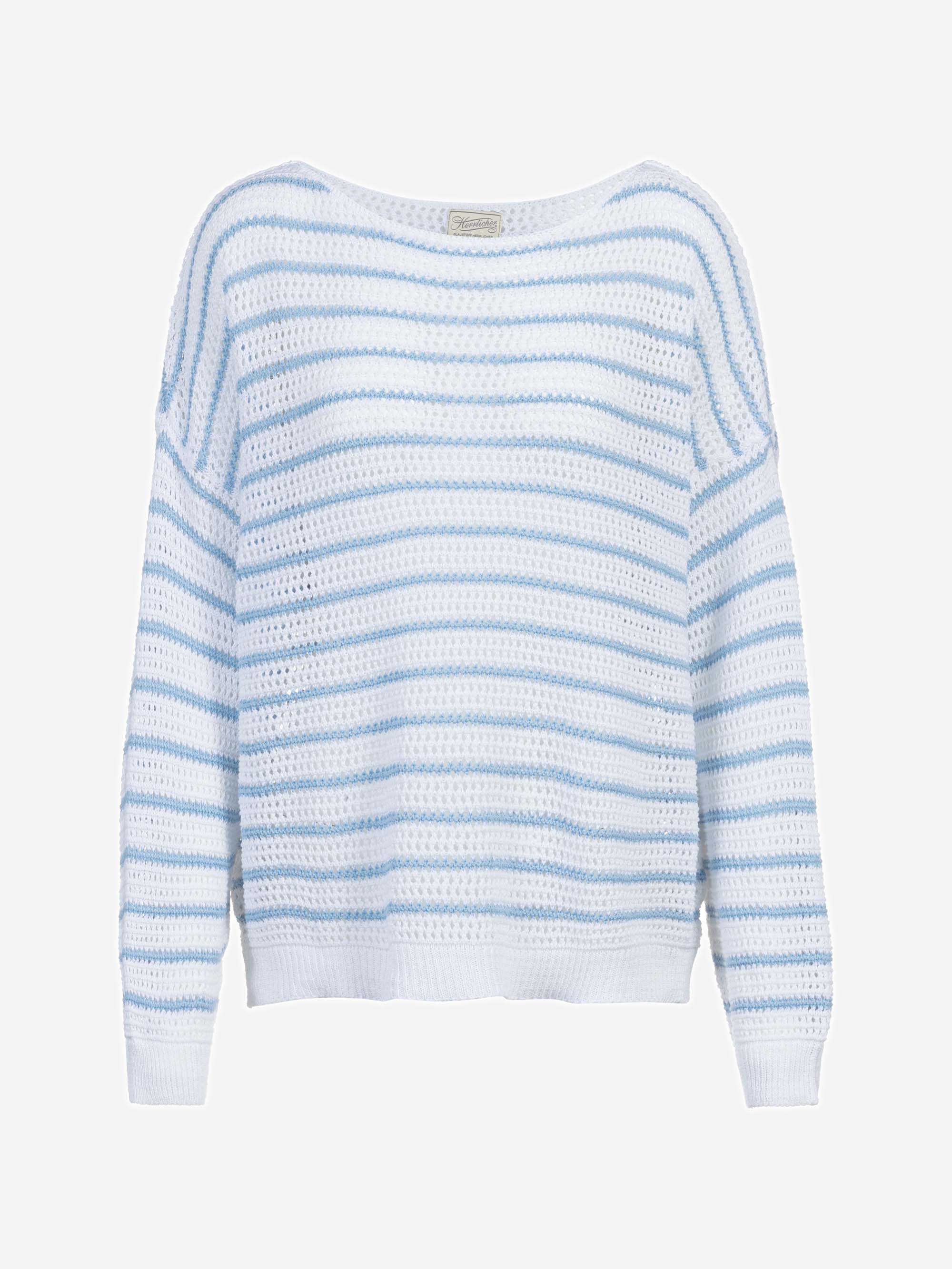 Ein weißer Strickpullover mit hellblauen Querstreifen und einer lockeren, entspannten Passform, der auf einem einfarbig weißen Hintergrund abgebildet ist.