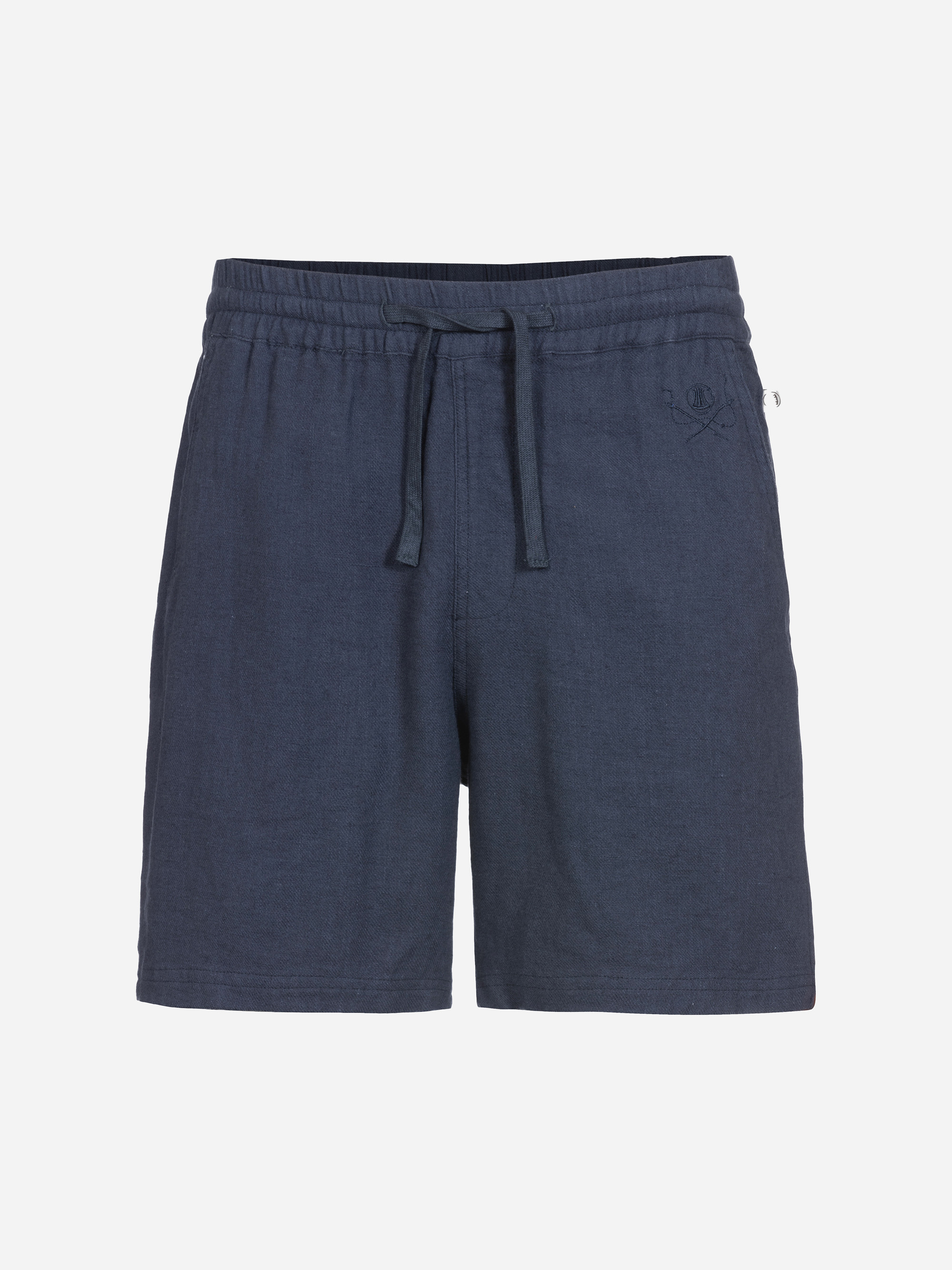 Marineblaue Freizeitshorts mit elastischem Bund, verstellbarem Kordelzug und dezenter Logostickerei auf dem linken Oberschenkel auf einfarbig weißem Hintergrund.