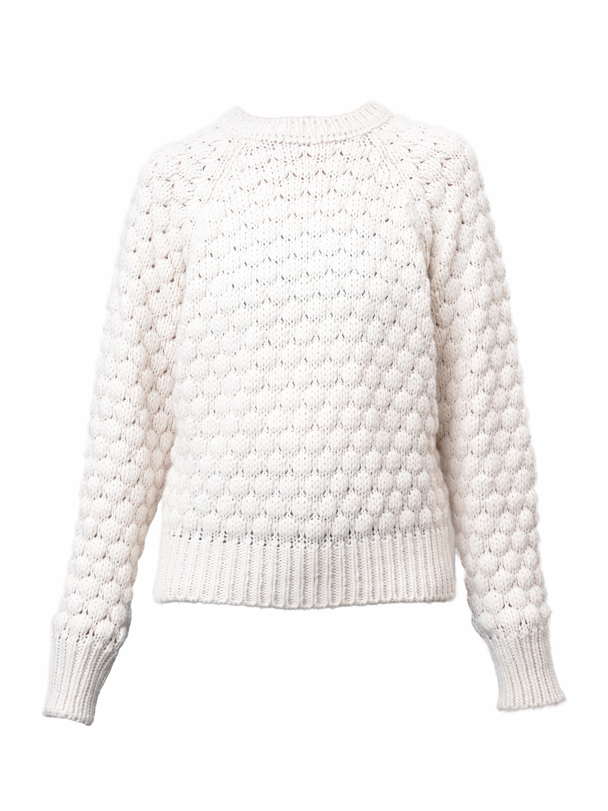 Weißer, strukturierter Strickpullover mit Rundhalsausschnitt, langen Ärmeln, gerippten Bündchen und Saum auf weißem Grund.