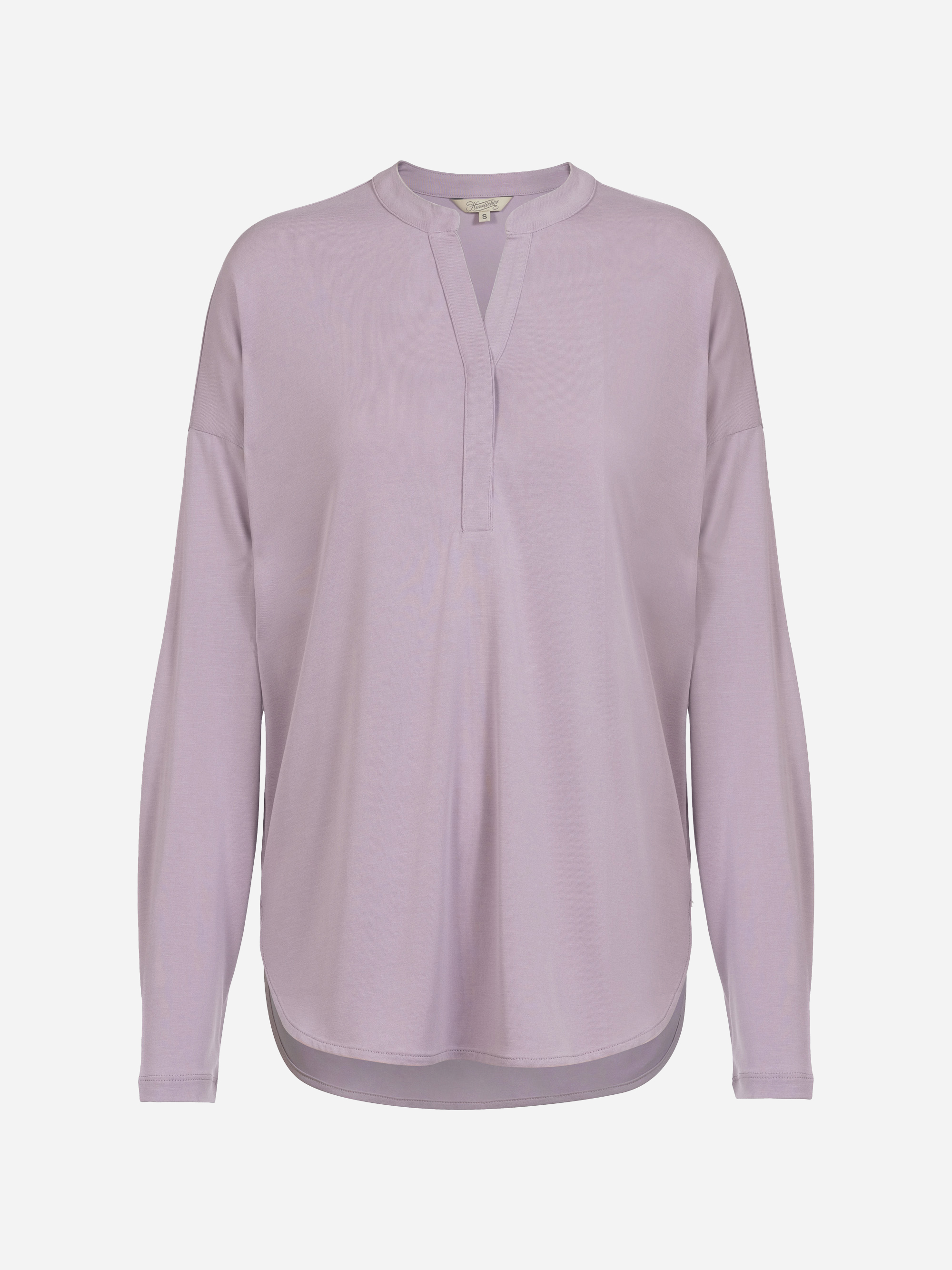 Hellviolette, langärmelige Bluse mit geschlitztem V-Ausschnitt, lockerer Passform und geschwungenem Saum auf einfarbig weißem Hintergrund.