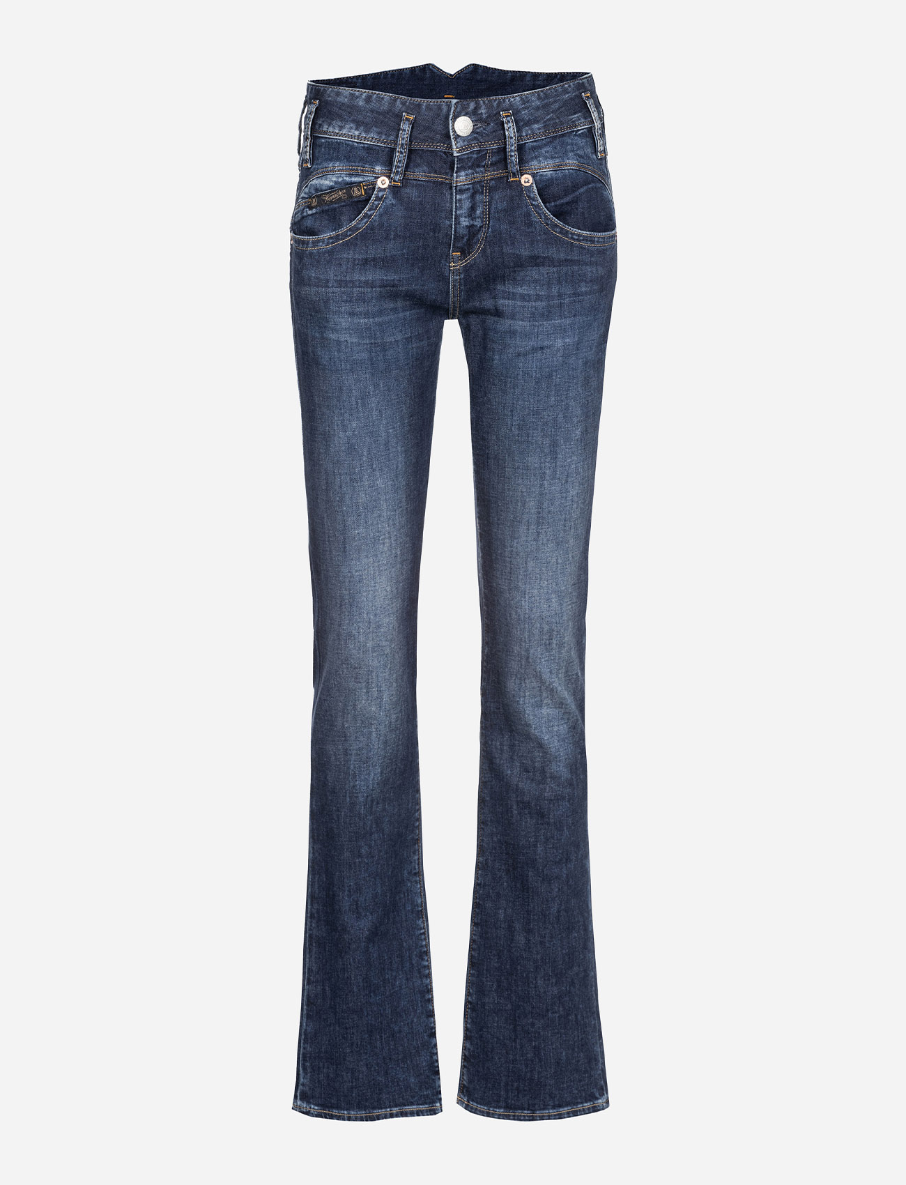 Ein Paar blaue Bootcut-Jeans mit verblasster Waschung, Vorder- und Gesäßtaschen sowie Knopf- und Reißverschluss, dargestellt vor einem weißen Hintergrund.