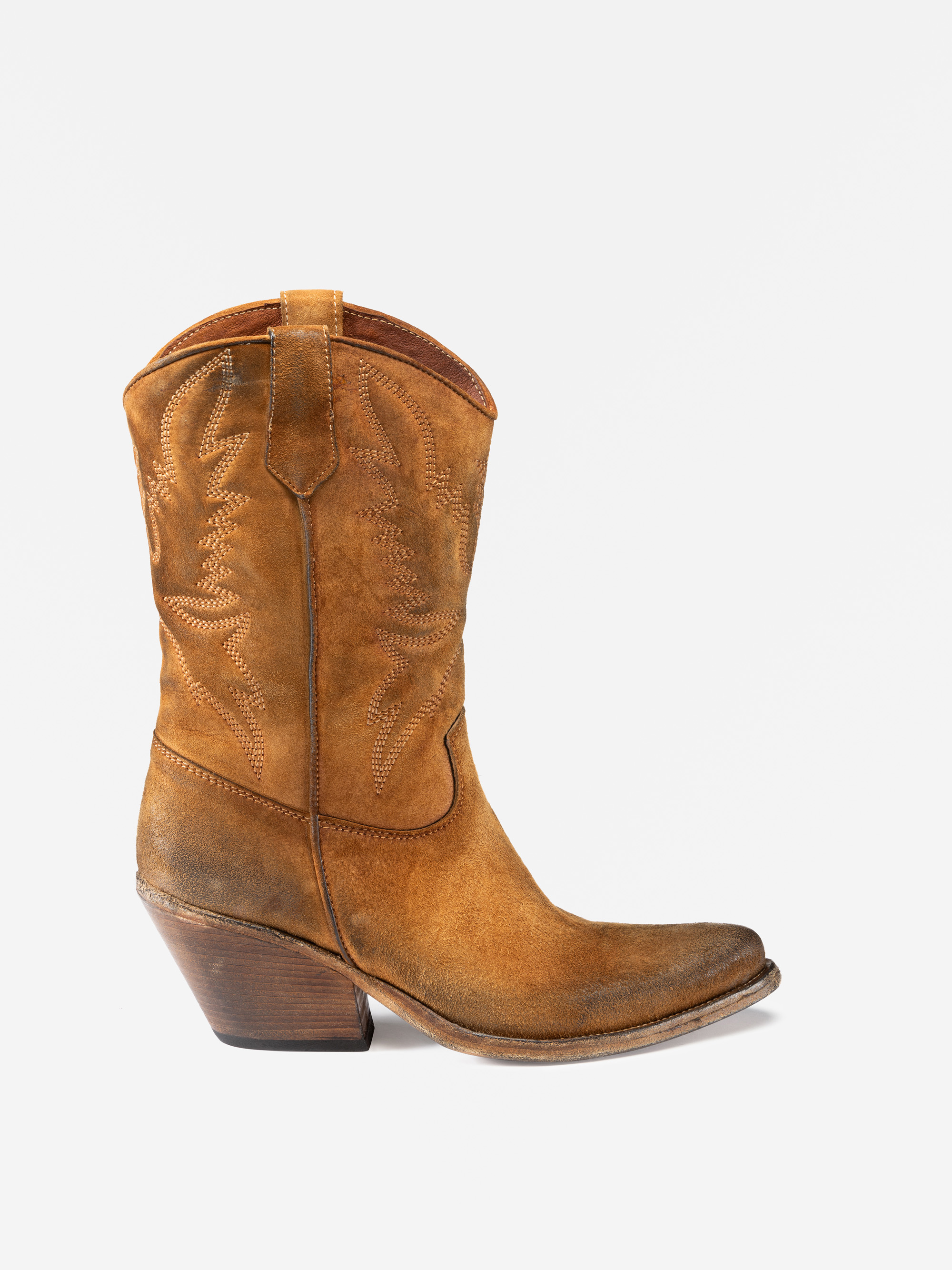 Ein einzelner Cowboystiefel aus braunem Leder mit Ziernähten, einer spitzen Zehe und einem gestapelten, schrägen Absatz auf weißem Hintergrund.