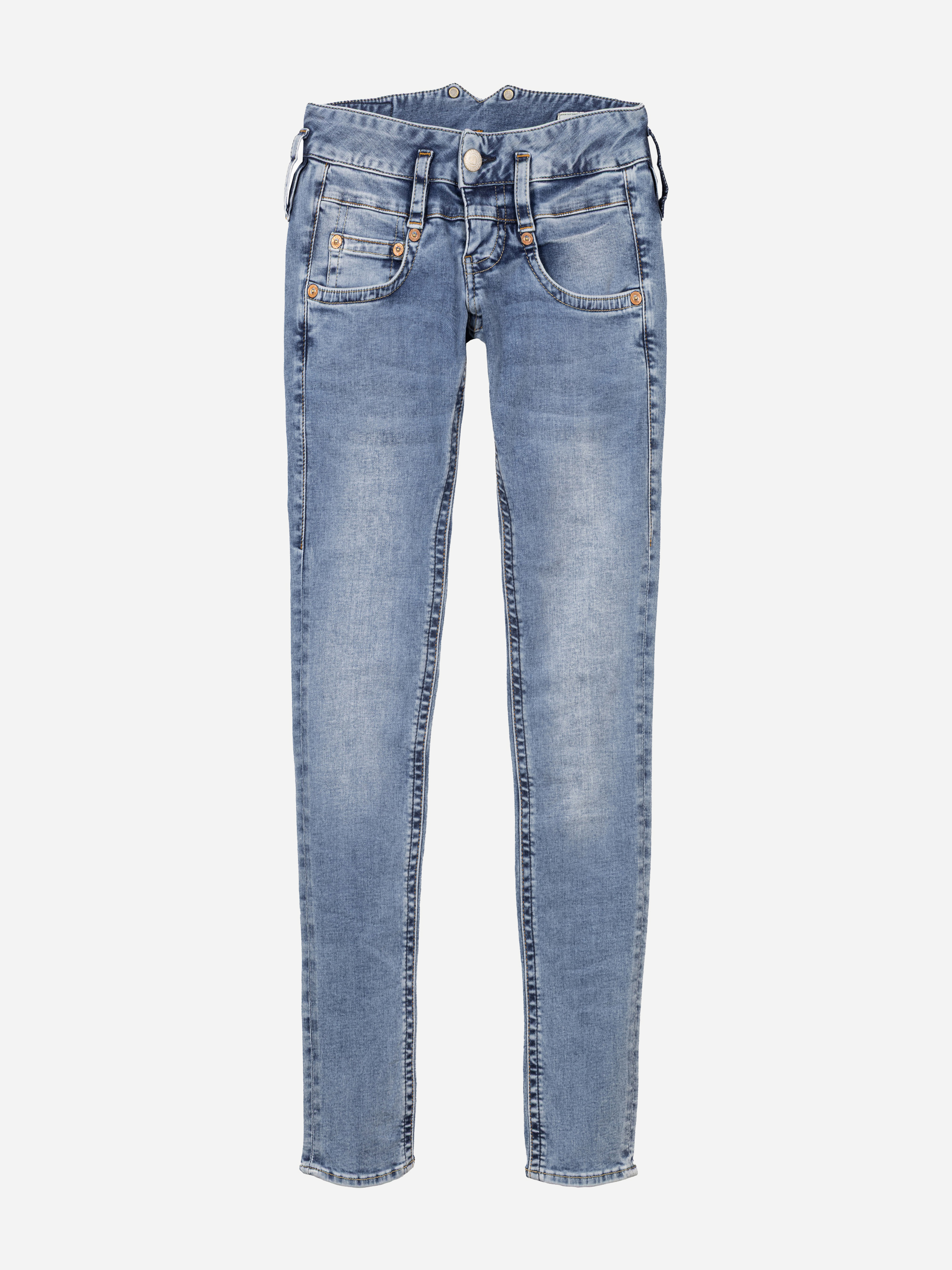 Hellblaue, schmal geschnittene Jeans mit Vorder- und Gesäßtaschen, Gürtelschlaufen und Metallnieten, flach auf weißem Hintergrund präsentiert.