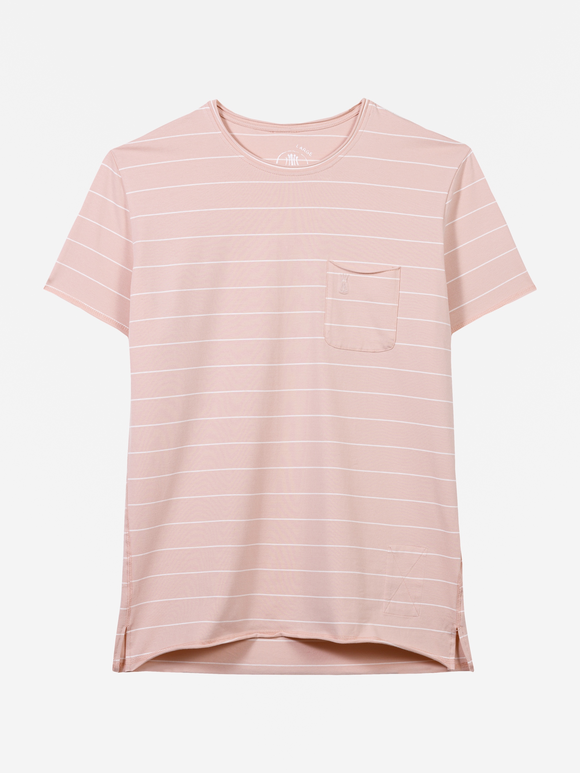 Hellrosa Kurzarm-T-Shirt mit dünnen weißen Querstreifen, Rundhalsausschnitt, einer Brusttasche auf der linken Seite und einem etwas längeren Rückensaum. Das Shirt ist vor einem schlichten weißen Hintergrund abgebildet.