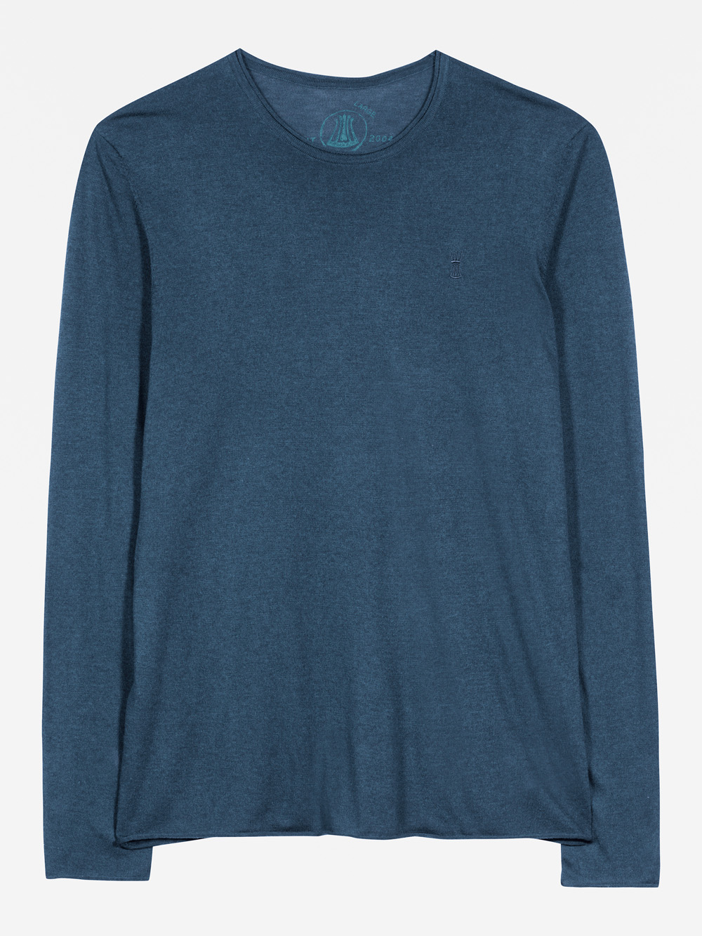 Ein einfaches, langärmeliges Hemd mit Rundhalsausschnitt aus einem weichen, blauen Stoff mit Heidekraut, flach auf einem weißen Hintergrund.