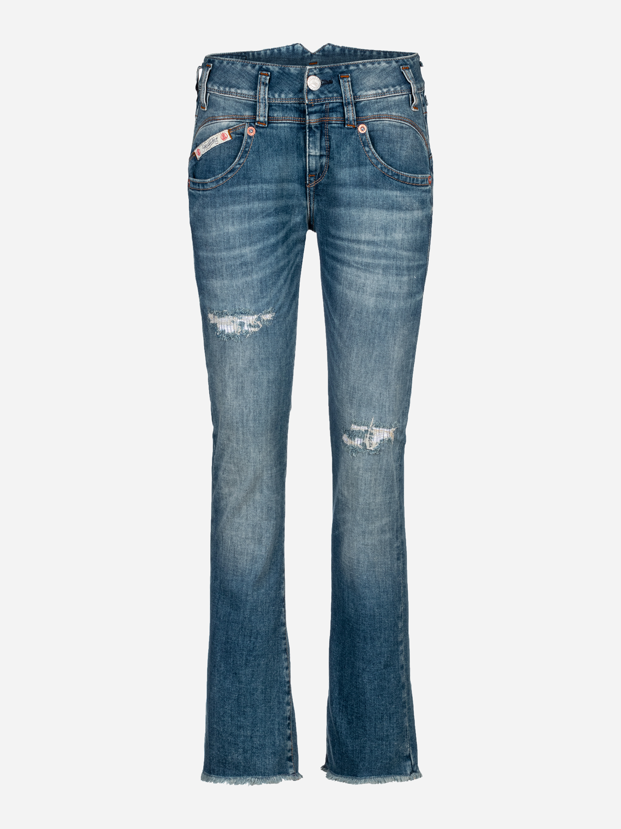 Ein Paar blaue Distressed-Jeans mit leichter Ausbleichung, sichtbaren Rissen an den Oberschenkeln, ausgefransten Säumen, Vordertaschen, Gürtelschlaufen und einem Knopfverschluss, dargestellt auf weißem Hintergrund.