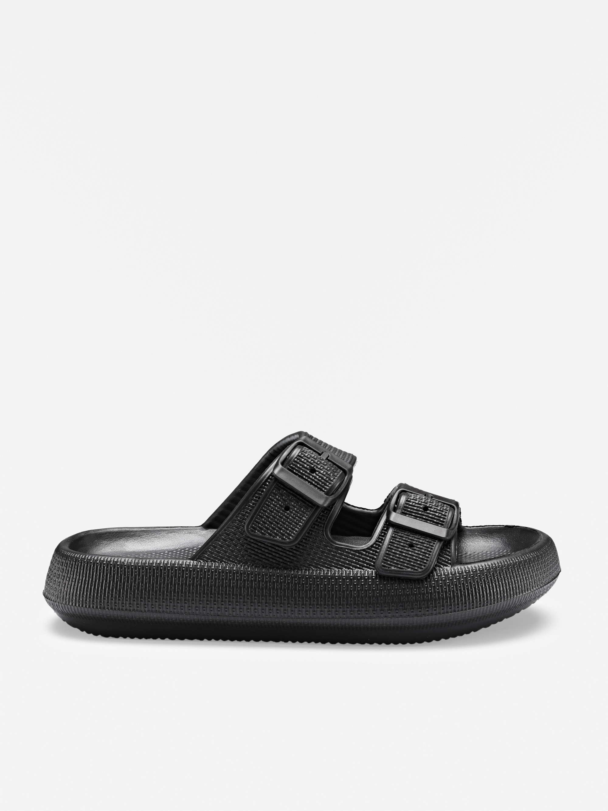 Schwarze Slide-Sandale mit zwei verstellbaren Schnallenriemen und strukturierter Sohle, in der Seitenansicht auf weißem Hintergrund gezeigt.