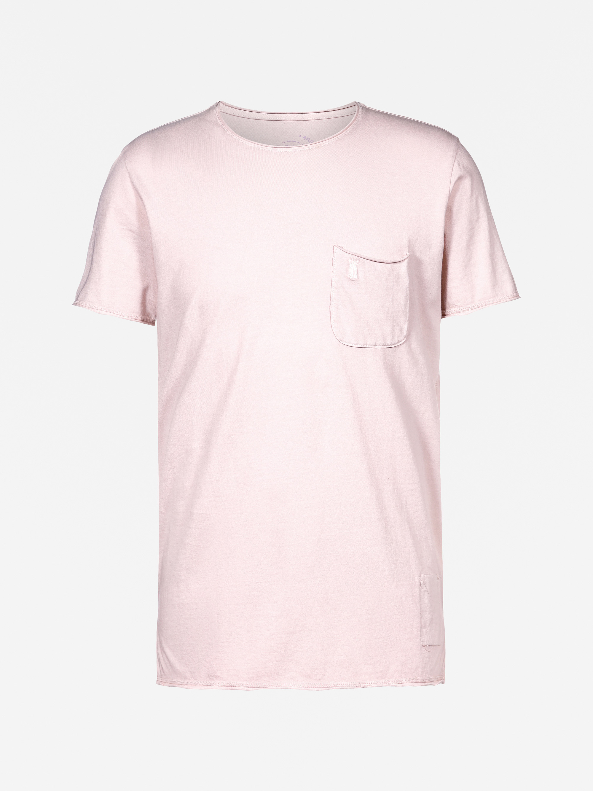 Ein schlichtes hellrosa Kurzarm-T-Shirt mit Rundhalsausschnitt und einer kleinen Brusttasche auf der linken Seite auf weißem Hintergrund.