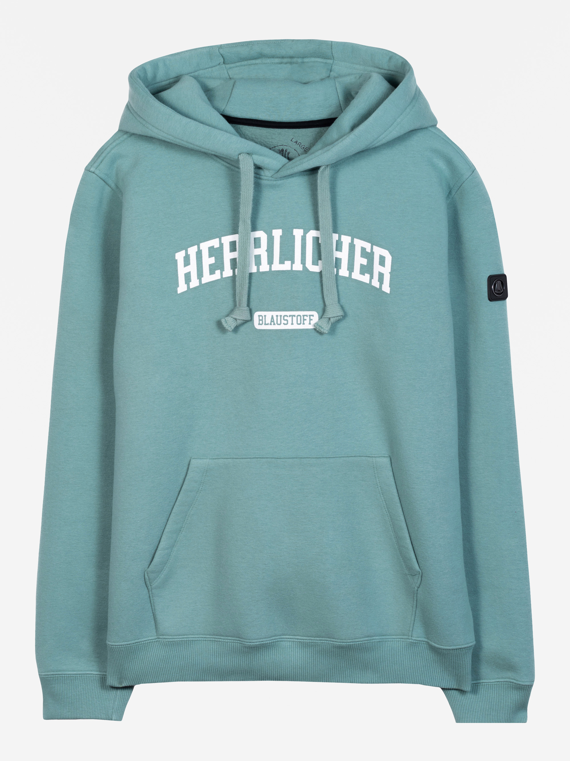 Ein blaugrünes Kapuzensweatshirt mit einer Vordertasche, Kordelzug und dem Schriftzug HERZLICHER in Weiß und BLAUSTOFF auf einem kleinen Etikett darunter. Auf dem linken Ärmel befindet sich ein kleiner schwarzer Aufnäher.