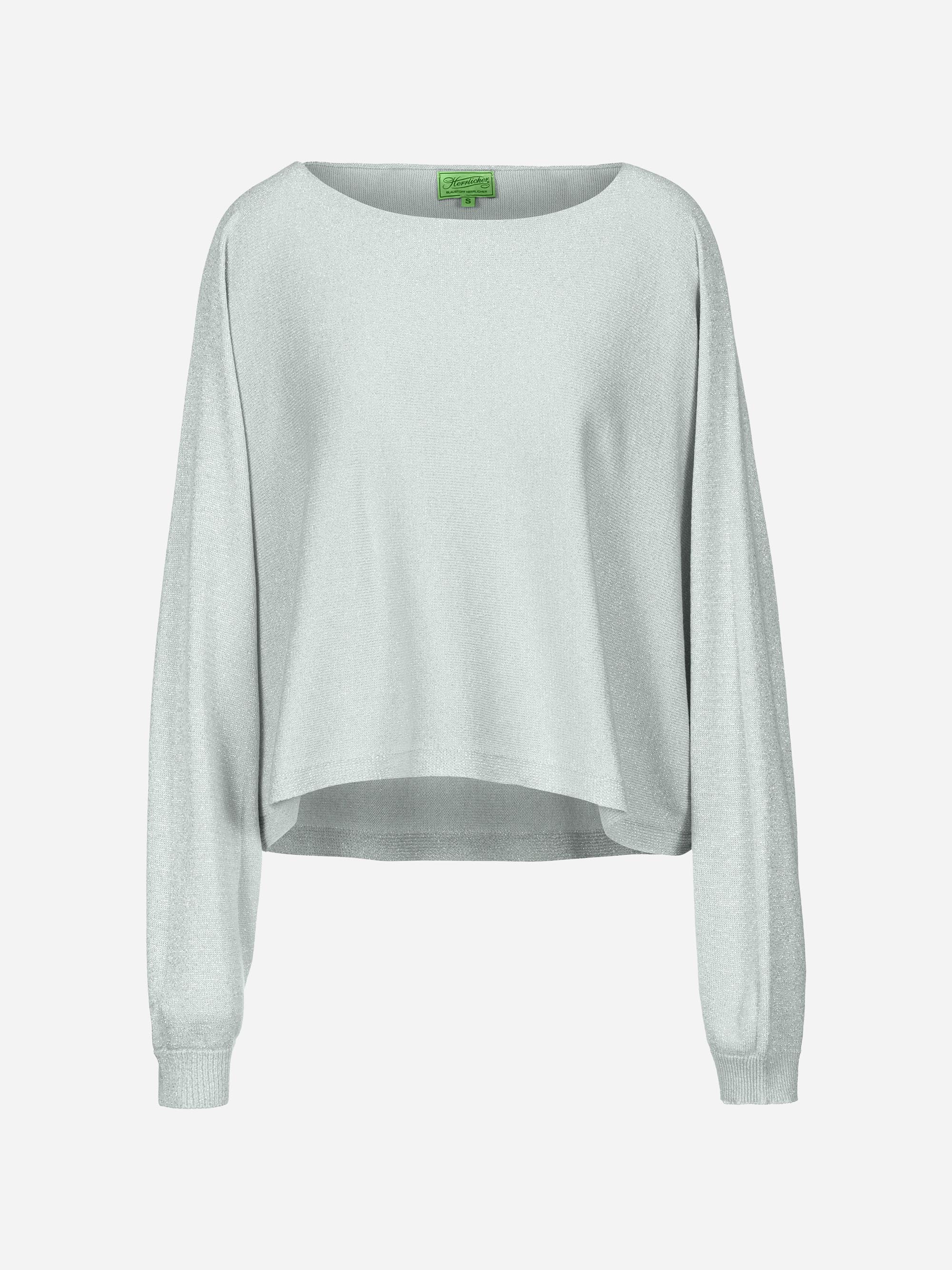 Hellgrauer, langärmeliger Strickpullover mit lockerer, taillierter Passform, gerippten Bündchen und einem weiten Rundhalsausschnitt. Der Pullover hat ein grünes Etikett im Nacken.