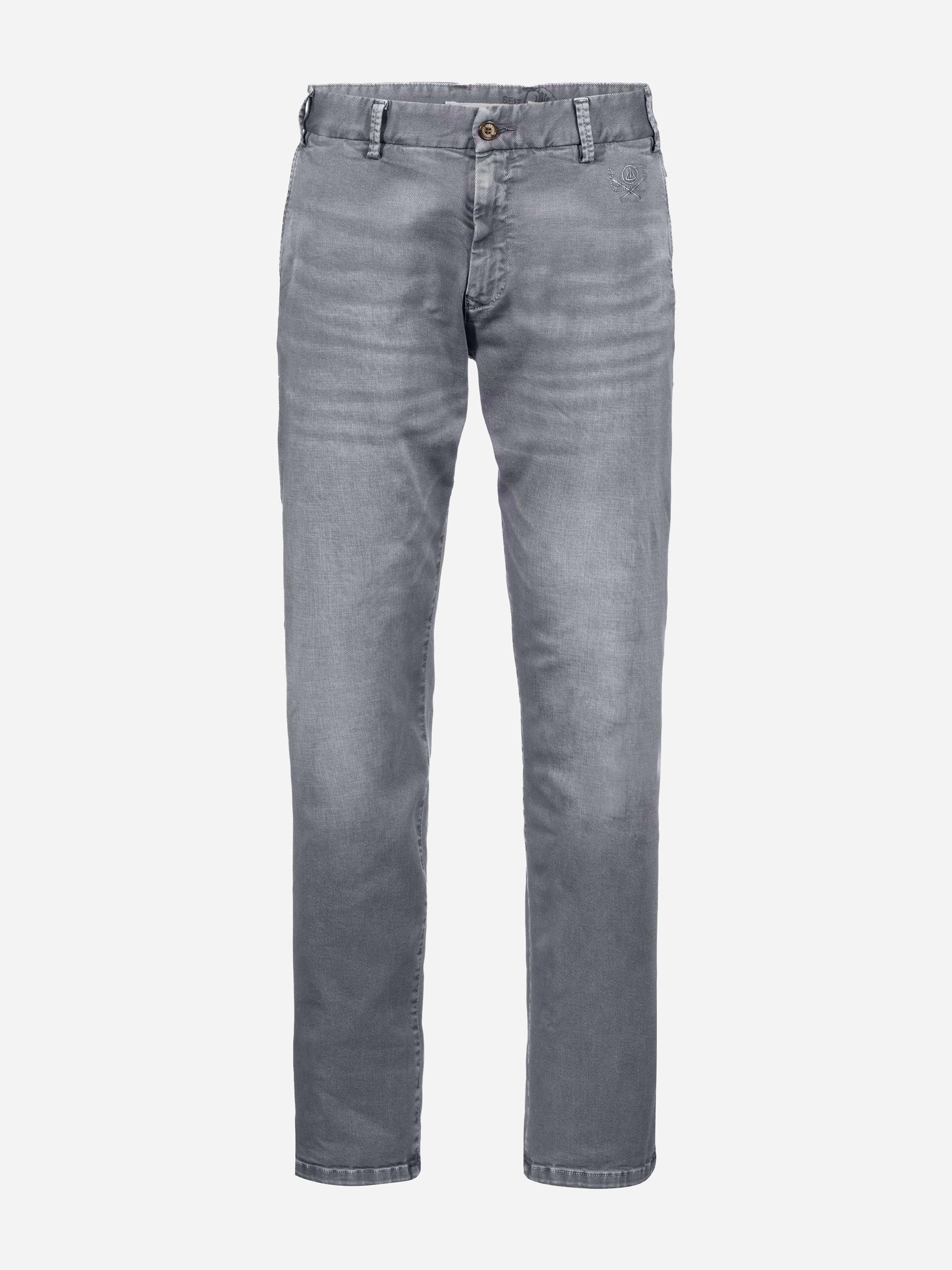 Hellgraue Denim-Jeans mit geradem Bein auf weißem Grund, mit Vordertaschen, Knopfverschluss und verblasstem Finish.