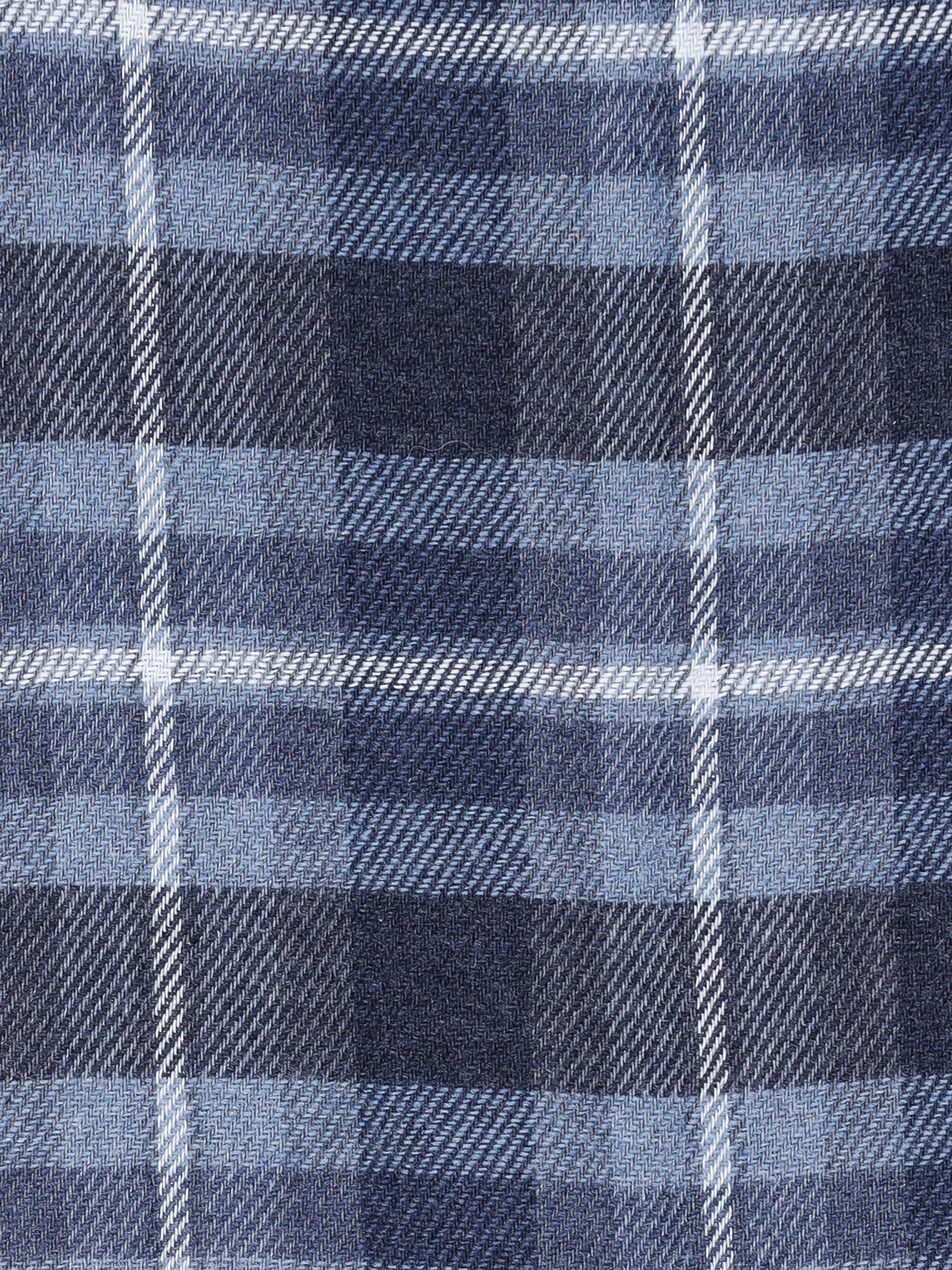 Blau-weiß kariertes Stoffmuster mit sich kreuzenden horizontalen und vertikalen Linien in verschiedenen Blau- und Weißtönen, die ein klassisches Karomuster ergeben.