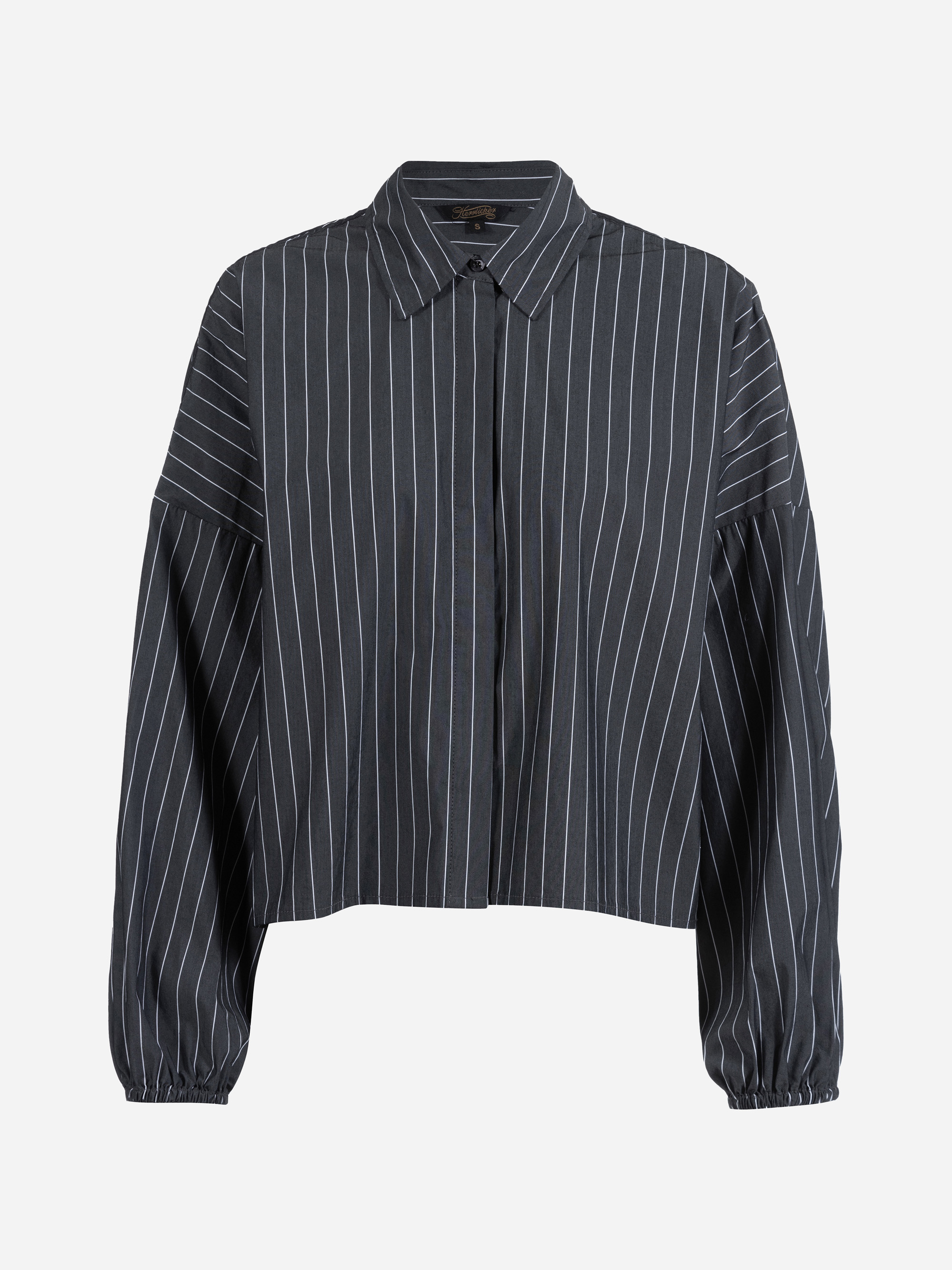 Dunkelgraue, langärmelige Bluse mit weißen, vertikalen Nadelstreifen, einem Kragen und einer Knopfleiste vorne. Die Ärmel sind an den Manschetten leicht gepufft, und das Hemd hat eine lockere, taillierte Passform.