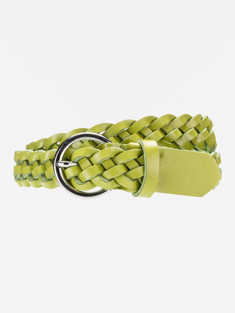 Ein lindgrüner, geflochtener Ledergürtel mit einer silbernen, runden Schnalle auf weißem Hintergrund.
