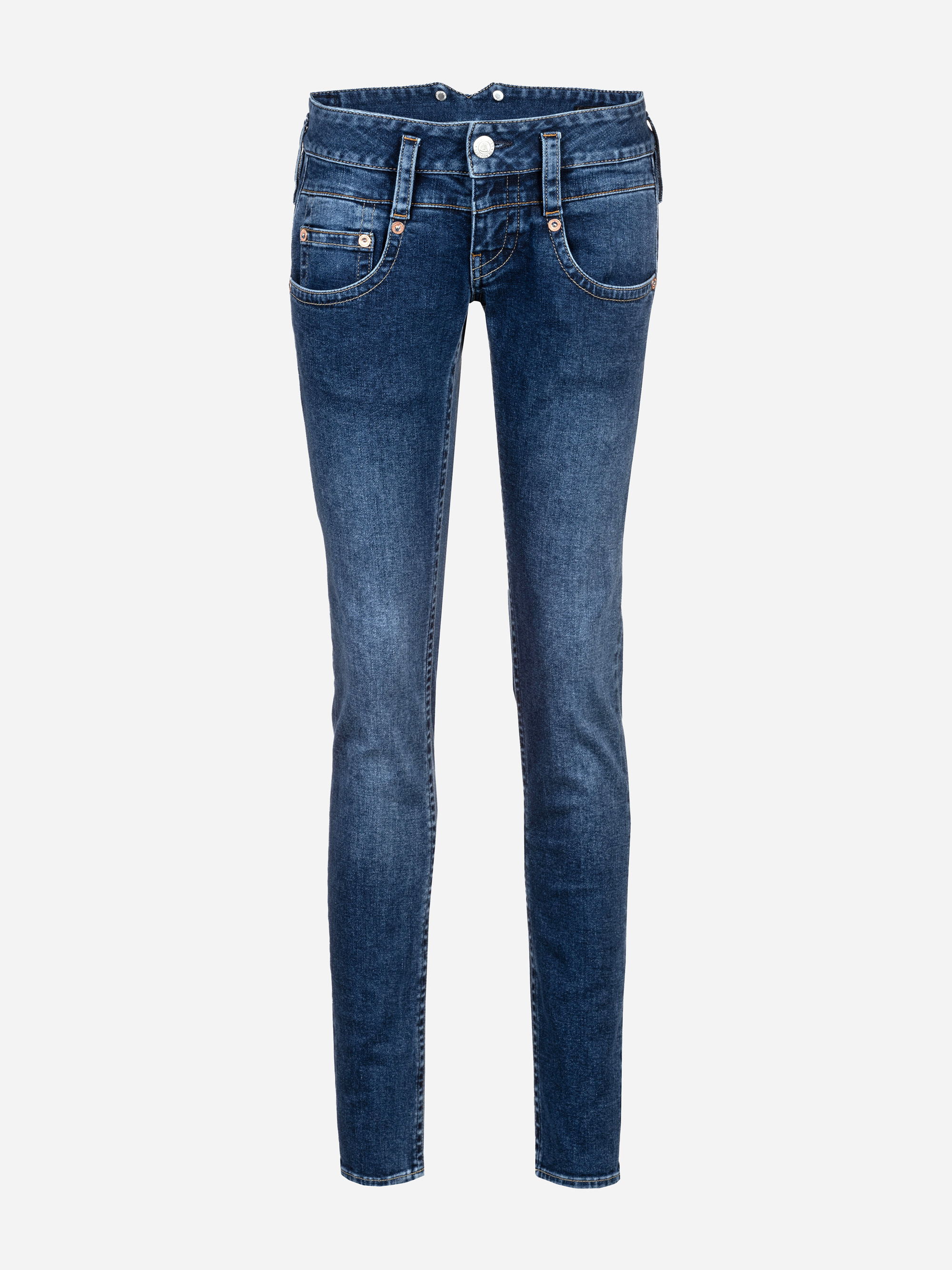 Ein Paar blaue Skinny-Jeans mit Vorder- und Gesäßtaschen, Gürtelschlaufen, Knopf- und Reißverschluss, dargestellt auf weißem Hintergrund.