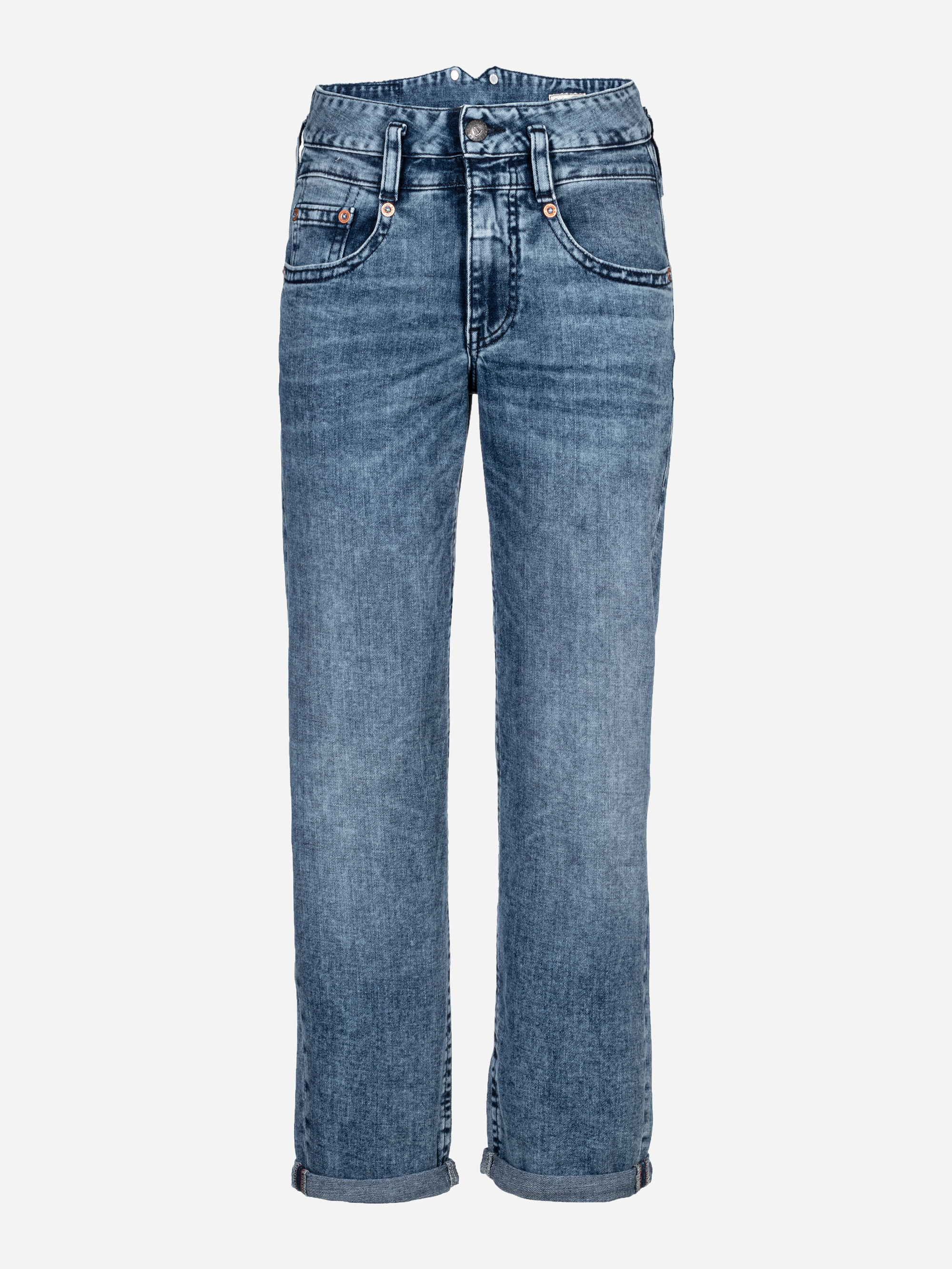 Ein Paar blaue Jeans mit geradem Bein, mit Bündchen am Saum, Vorder- und Münztaschen und sichtbaren Nähten, dargestellt vor einem weißen Hintergrund.