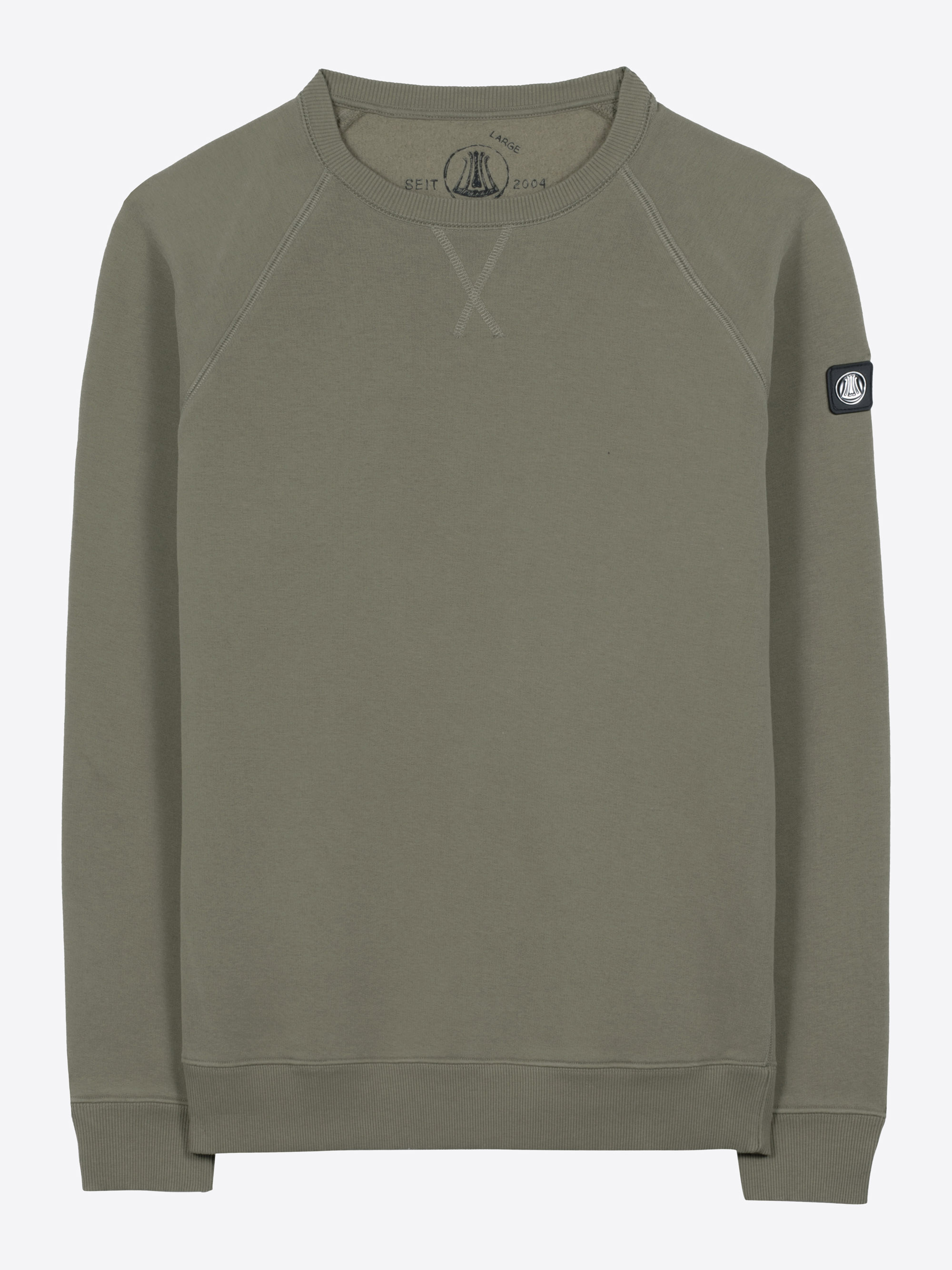 Ein schlichtes, olivgrünes Sweatshirt mit Rundhalsausschnitt, langen Ärmeln, sichtbaren Nähten und einem kleinen, runden Logoaufnäher am linken Oberarm. Der Stoff wirkt weich und lässig.