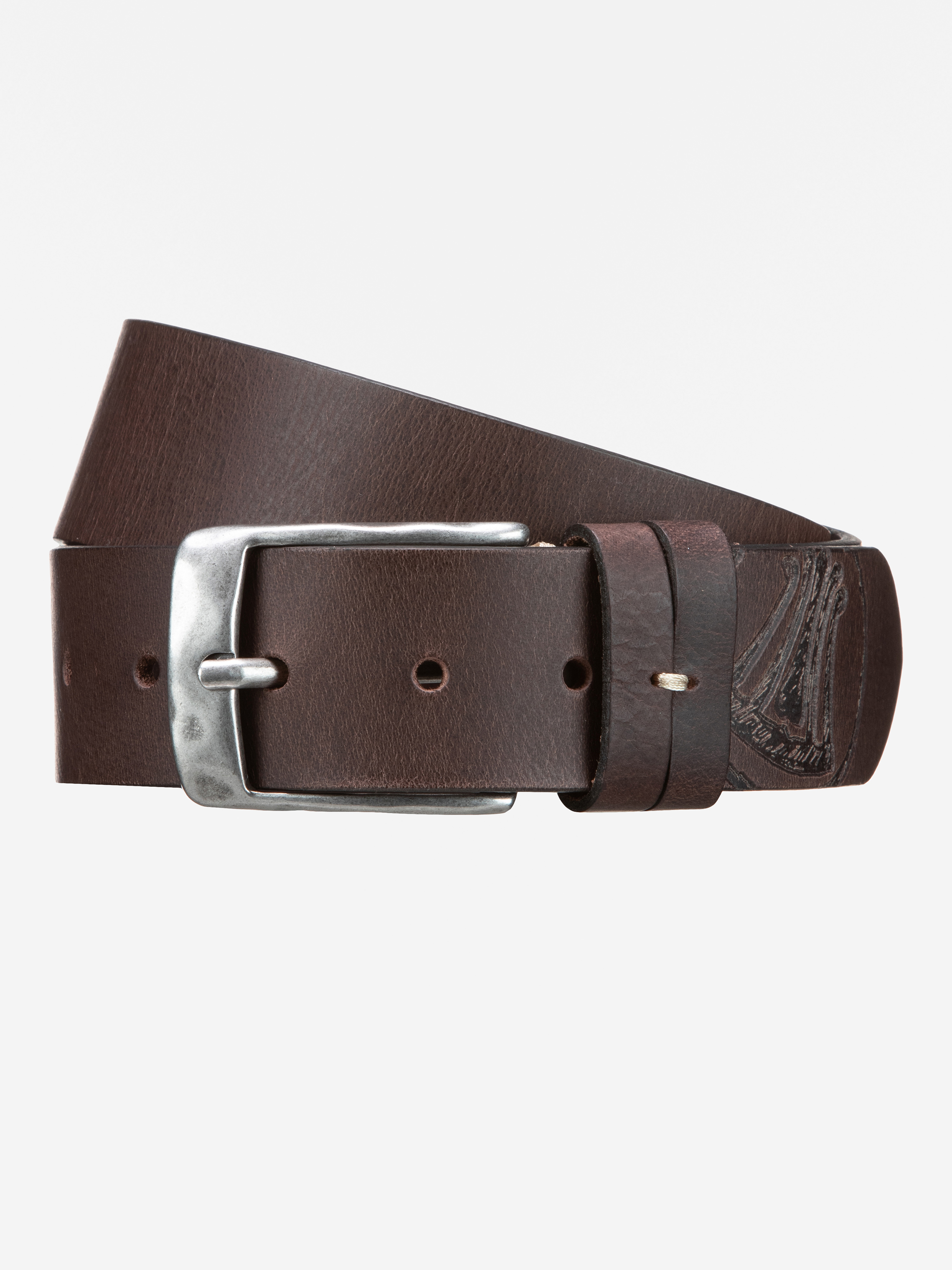 Ein dunkelbrauner Ledergürtel mit einer silbernen rechteckigen Schnalle, aufgerollt mit der Schnalle nach vorne. Das Leder hat eine glatte Textur und ein kleines geprägtes Muster am Ende.