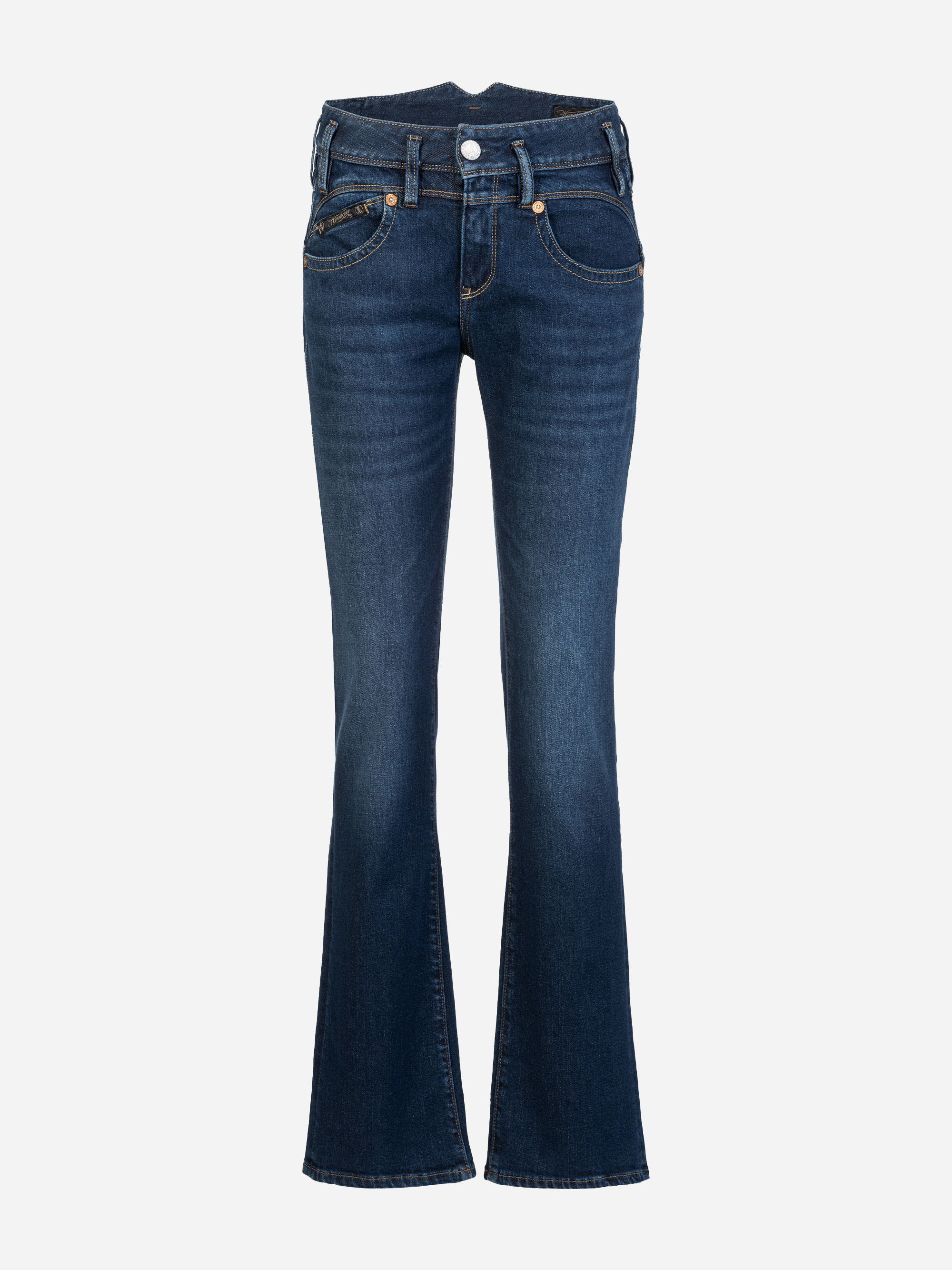 Dunkelblaue Bootcut-Jeans mit Knopf- und Reißverschluss, Vorder- und Gesäßtaschen und dezenten verblichenen Details an den Oberschenkeln und Knien auf weißem Grund.