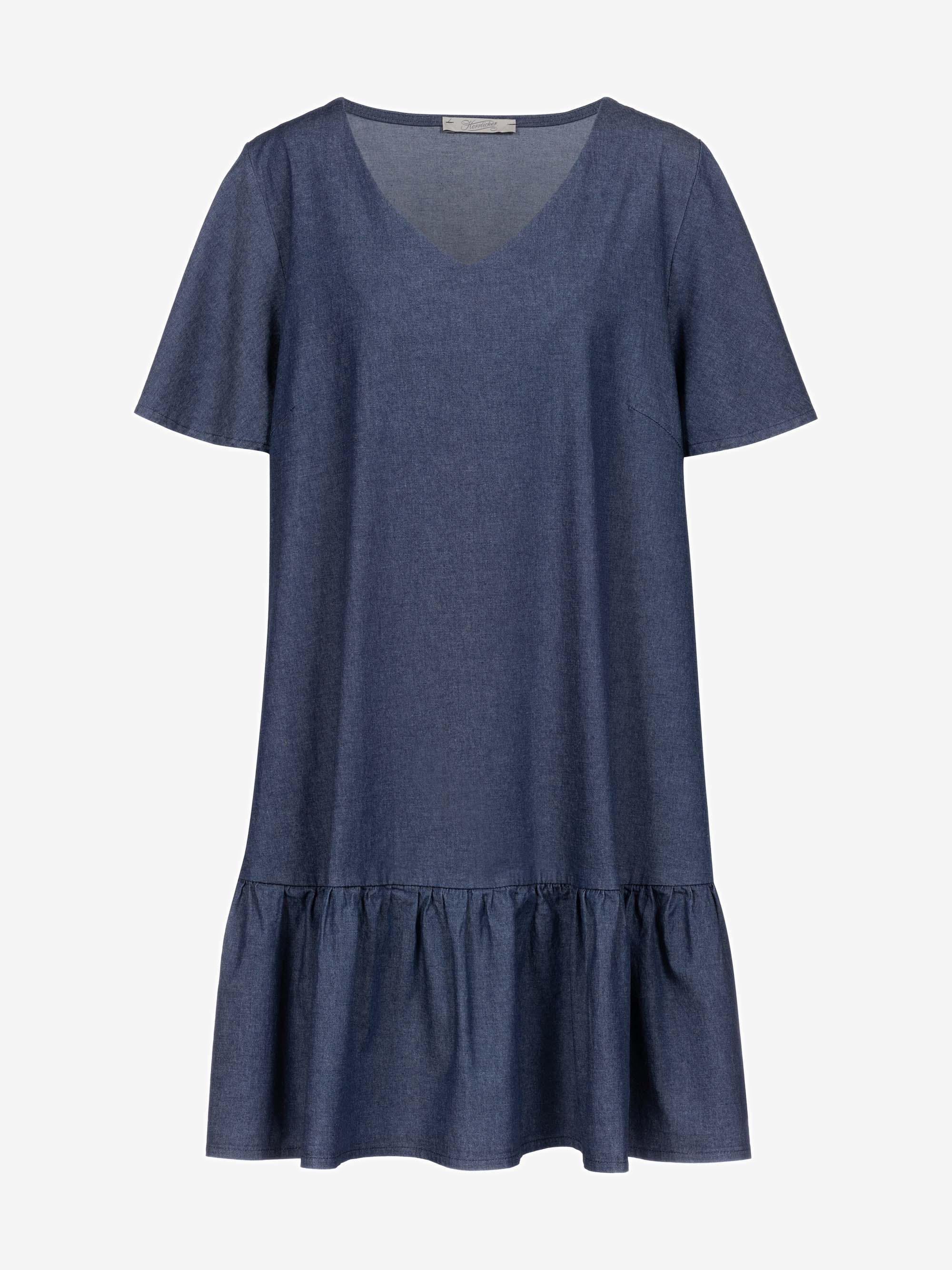 Kurzärmeliges, jeansblaues Kleid mit V-Ausschnitt und Rüschensaum auf hellem Grund.