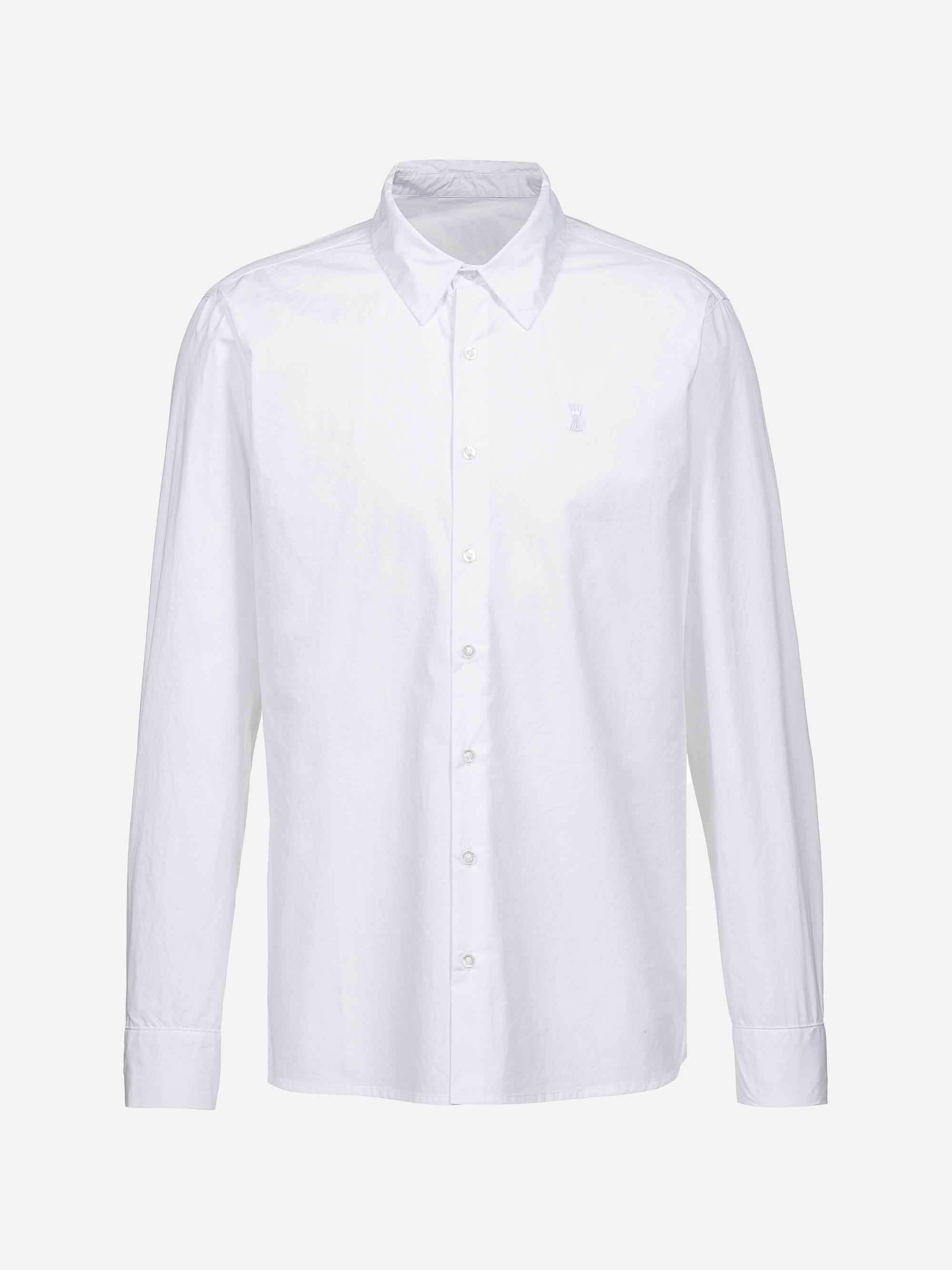 Ein schlichtes, weißes, langärmeliges Button-up-Hemd mit Kragen, abgebildet auf weißem Hintergrund. Das Hemd hat ein dezentes gesticktes Logo im linken Brustbereich.