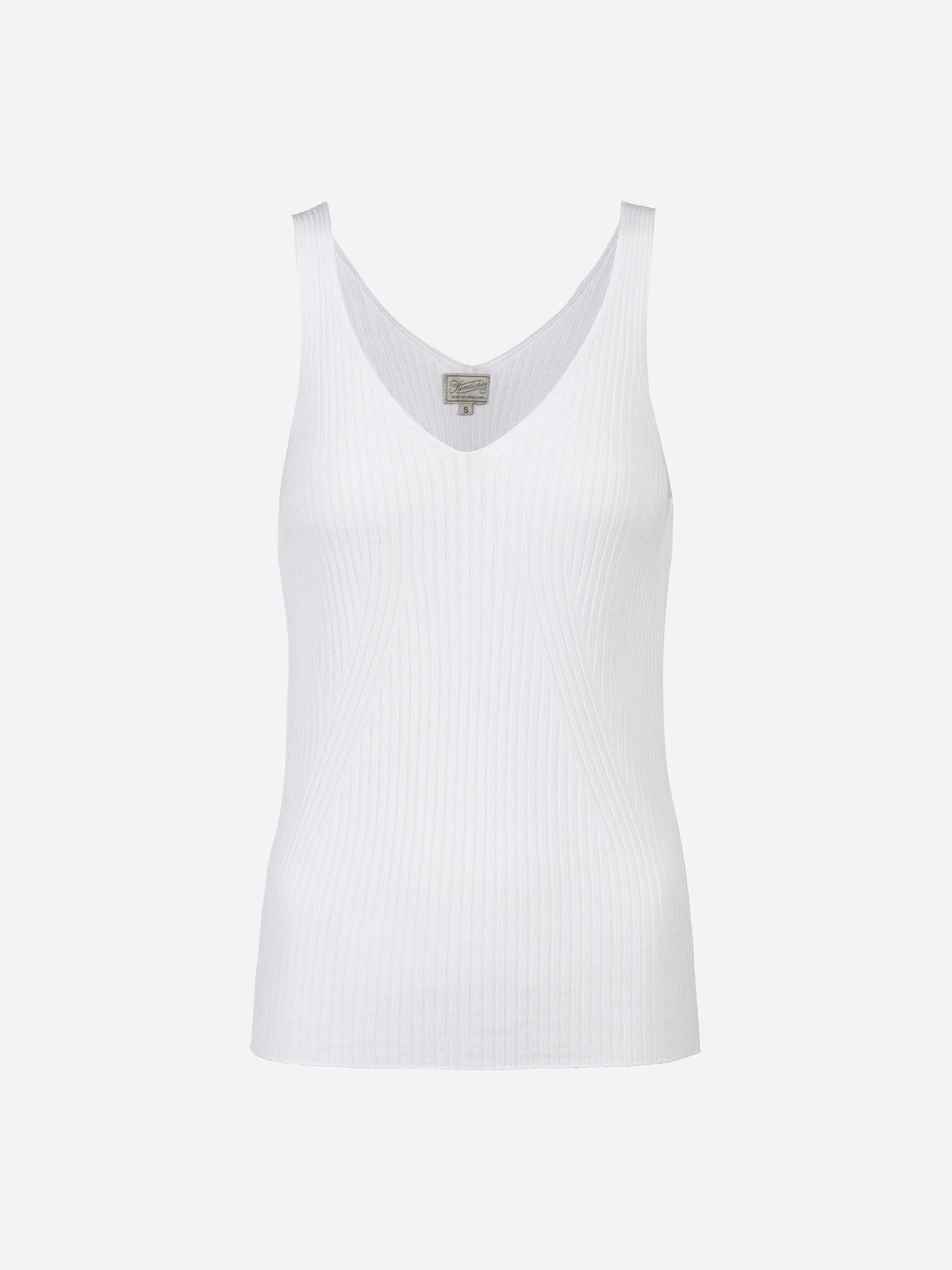 Ein ärmelloses weißes Rippenstrick-Tanktop mit V-Ausschnitt auf einfarbig weißem Hintergrund.