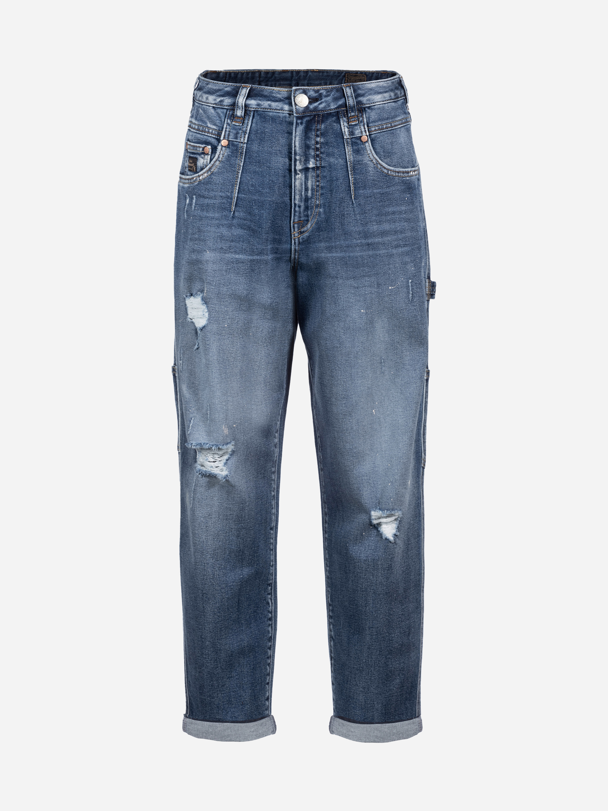Ein Paar blaue Jeans in Used-Optik mit Rissen auf der Vorderseite, Bündchen am Saum und klassischem Five-Pocket-Design auf einfarbig weißem Hintergrund.
