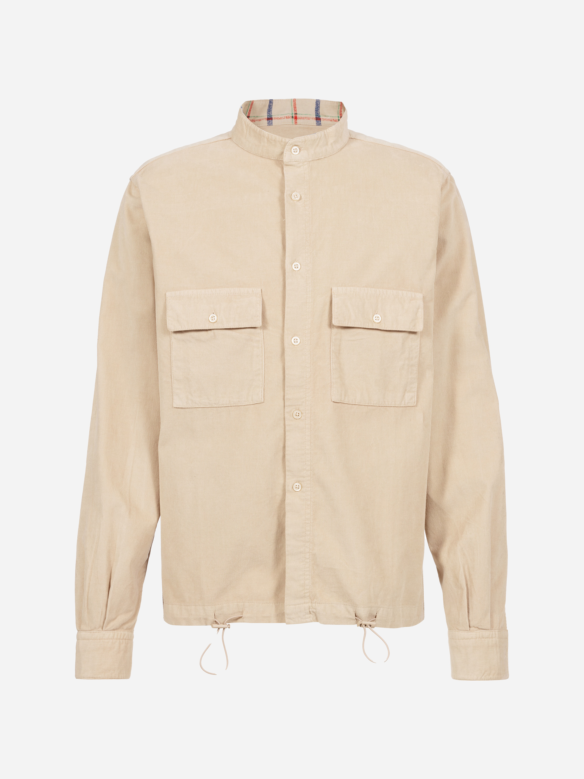 Beigefarbenes, langärmeliges Hemd mit Mandarinenkragen, Knopfleiste, zwei großen Brusttaschen mit Klappen, verstellbarem Kordelzug im Saum und dezentem, kariertem Futter im Kragen.