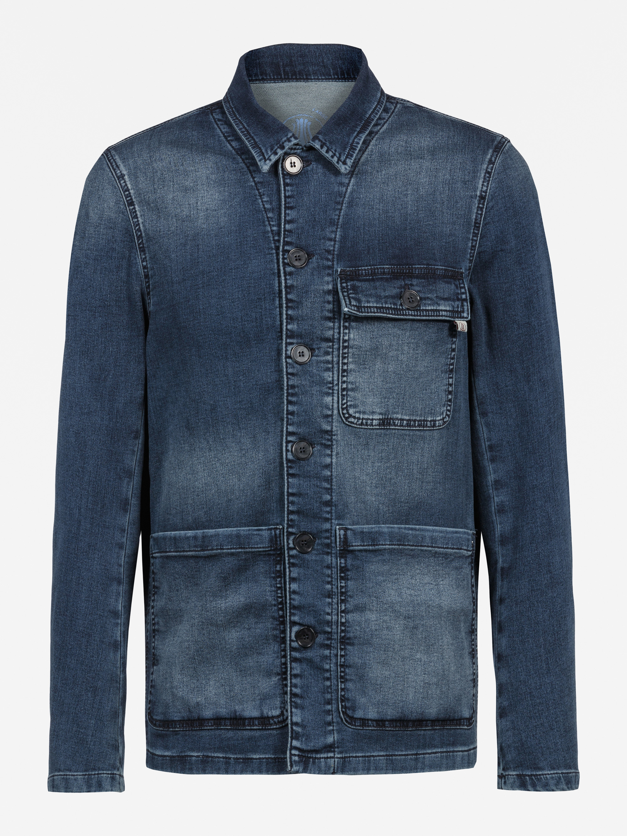 Dunkelblaue Jeansjacke mit geknöpfter Vorderseite, drei großen Vordertaschen, davon eine mit Klappe und Knopf auf der linken Brust, und einem klassischen Hemdkragen.