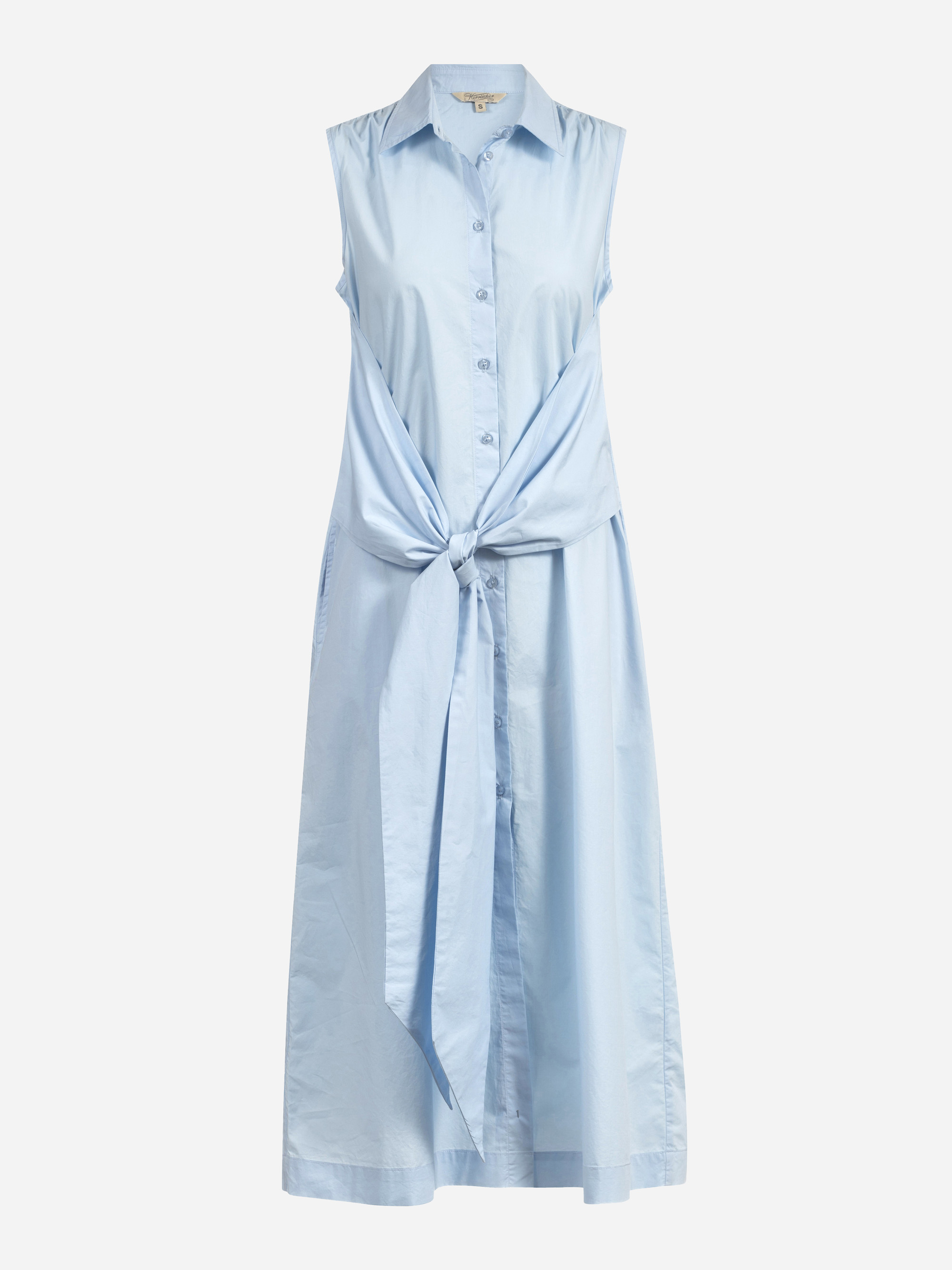 Ärmelloses, hellblaues Midikleid mit Kragen und breiter Krawatte in der Taille auf einfarbig weißem Grund.