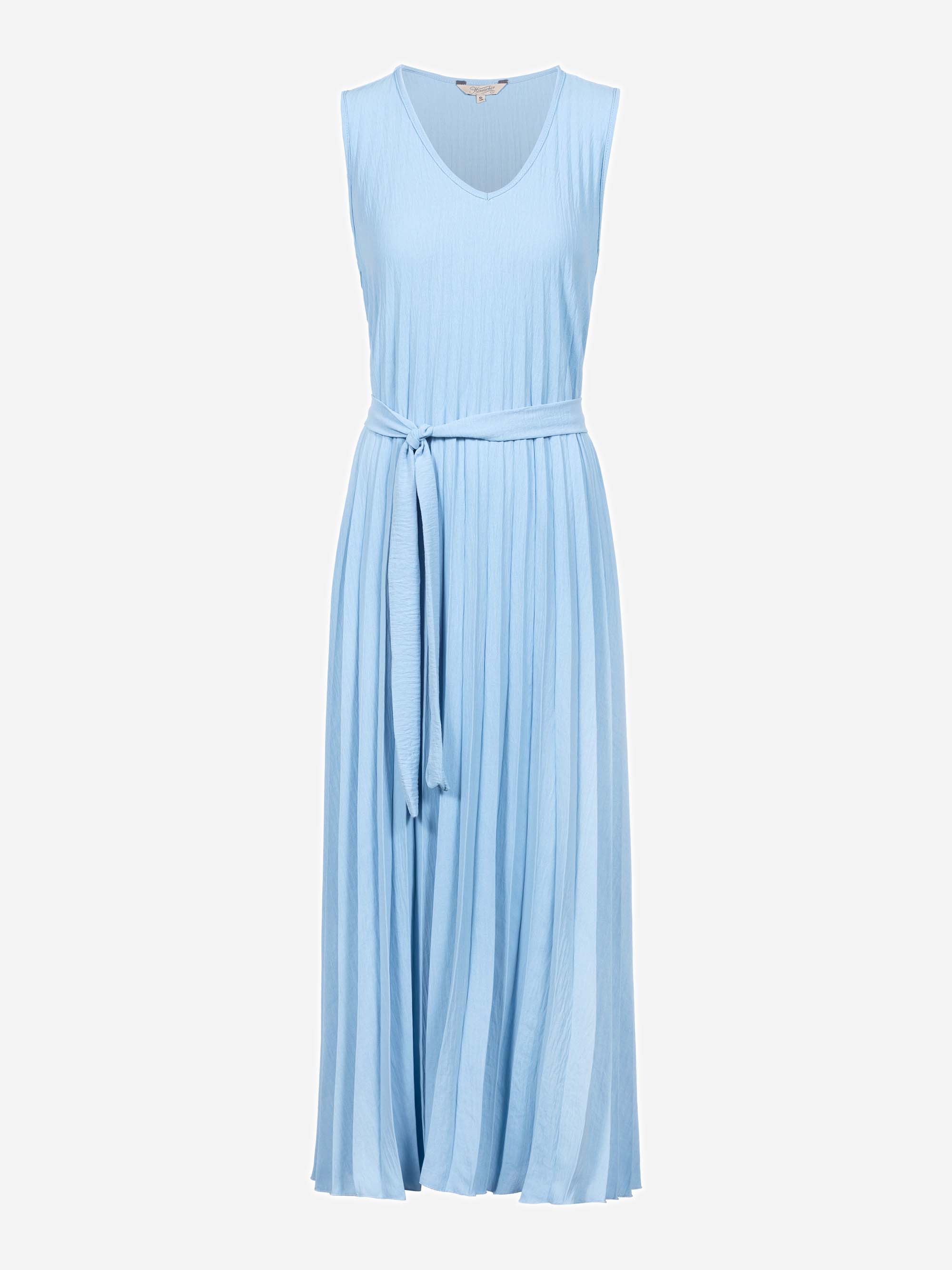 Ärmelloses hellblaues Faltenkleid mit V-Ausschnitt und passendem Stoffgürtel, der in der Taille gebunden wird, auf einfarbig weißem Hintergrund.