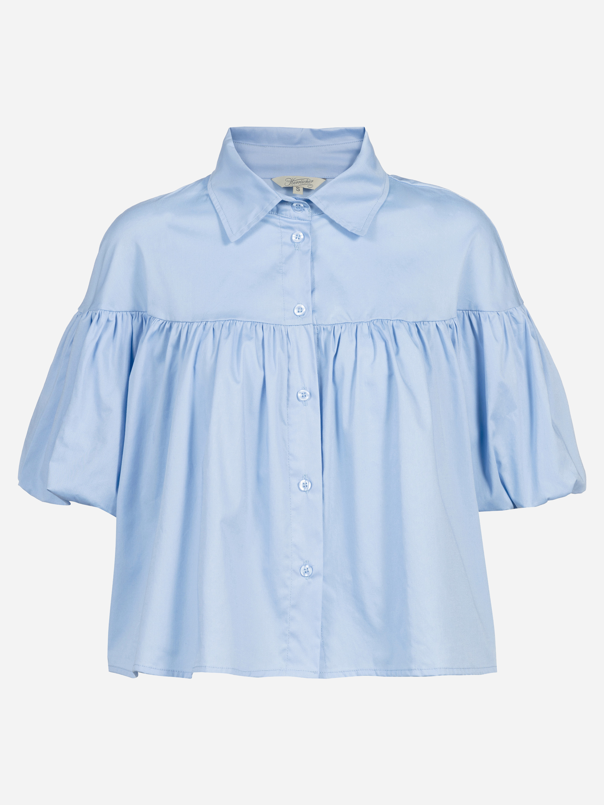 Hellblaue, kurzärmelige Button-up-Bluse mit Kragen. Die Bluse hat eine geraffte, gekräuselte Passe und lockere, fließende Ärmel und Körper, die eine entspannte und luftige Silhouette schaffen. Ausgestellt auf einem einfarbig weißen Hintergrund.