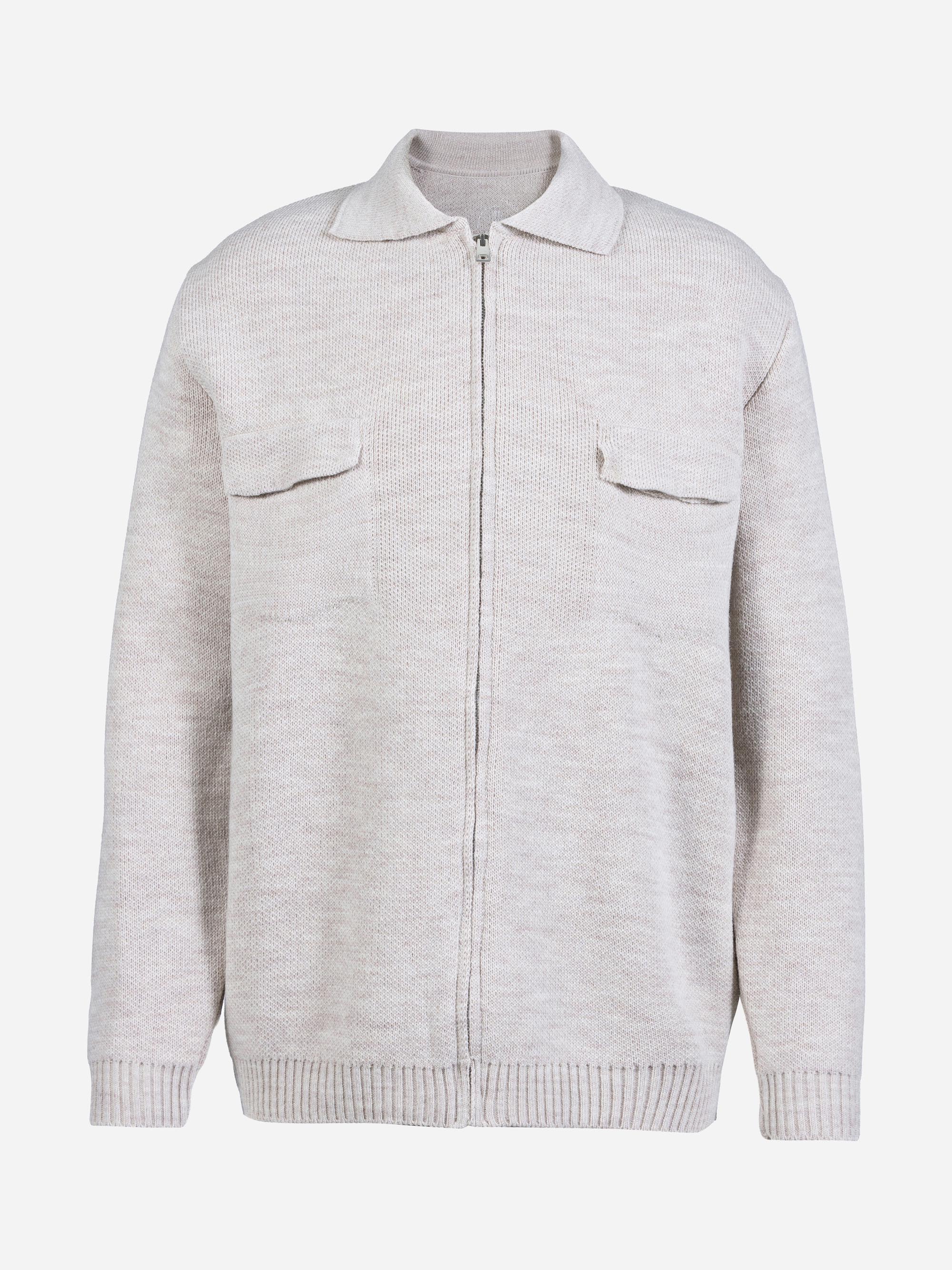 Hellgraue, langärmelige Strickjacke mit einem Frontreißverschluss, zwei Brusttaschen mit Patten, einem Kragen und gerippten Bündchen und Saum. Die Jacke hat ein einfaches, strukturiertes Design und eine lockere Passform.