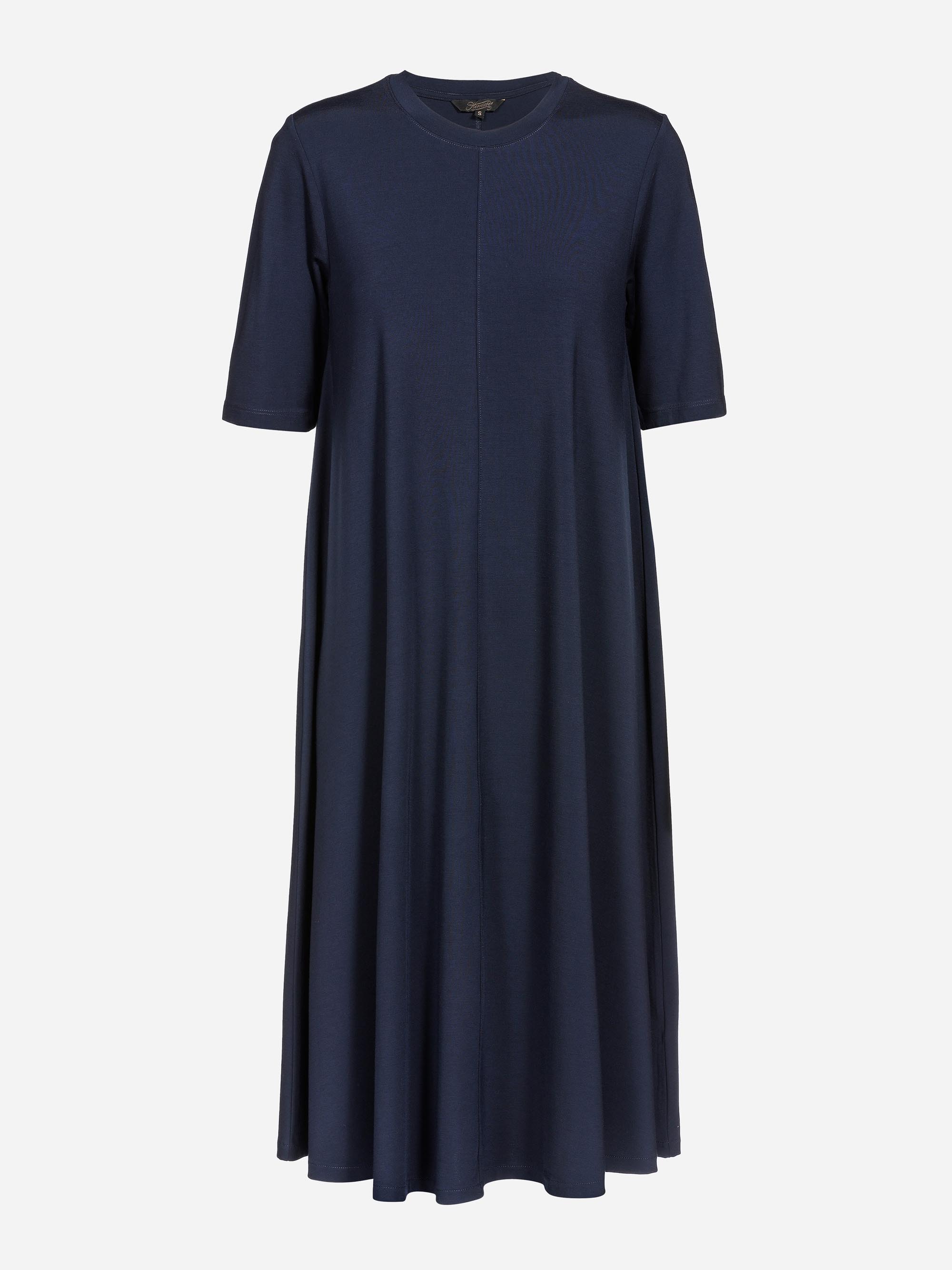 Marineblaues, kurzärmeliges, mittellanges Kleid mit rundem Ausschnitt und einer lockeren, fließenden Silhouette auf einfarbig weißem Grund.