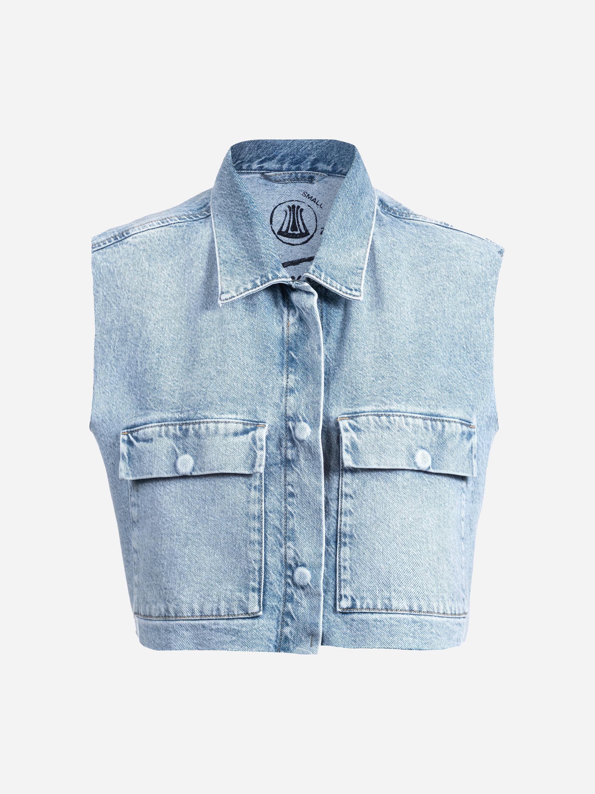 Eine ärmellose hellblaue Jeansweste mit Kragen, Knöpfen vorne und zwei großen Klappentaschen auf der Brust.