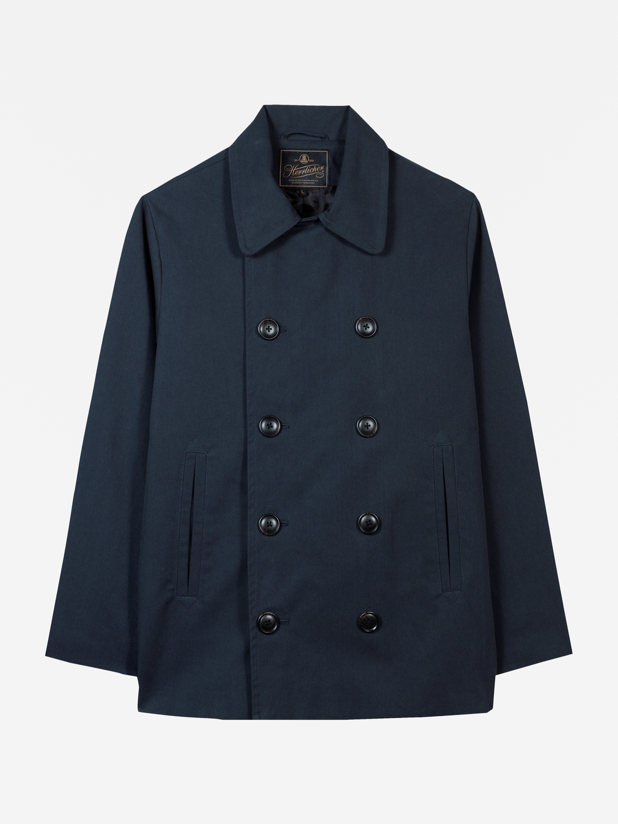 Ein marineblauer zweireihiger Erbsenmantel mit schwarzen Knöpfen, breitem gekerbtem Kragen und zwei Vordertaschen mit Schlitz, flach auf weißem Grund.