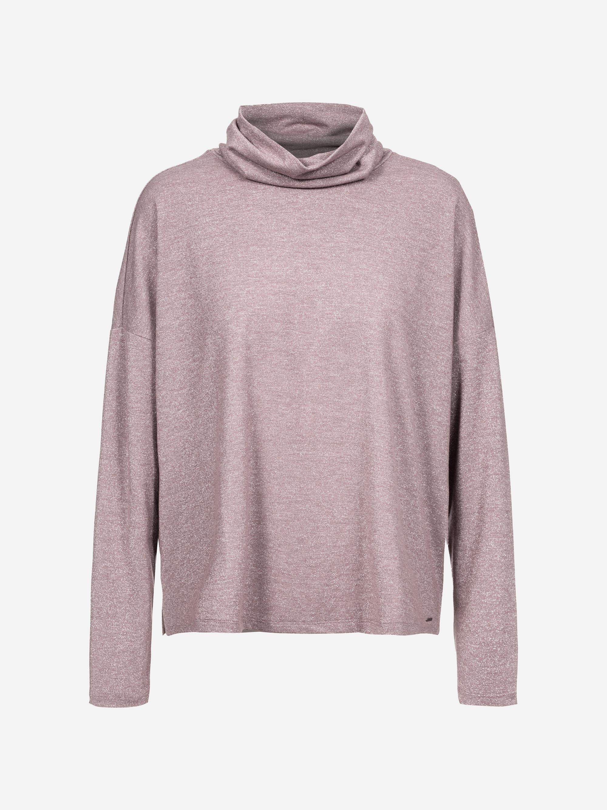 Hellviolettes, langärmeliges Oberteil mit lockerem Schnitt und drapiertem Halsausschnitt auf weißem Grund.